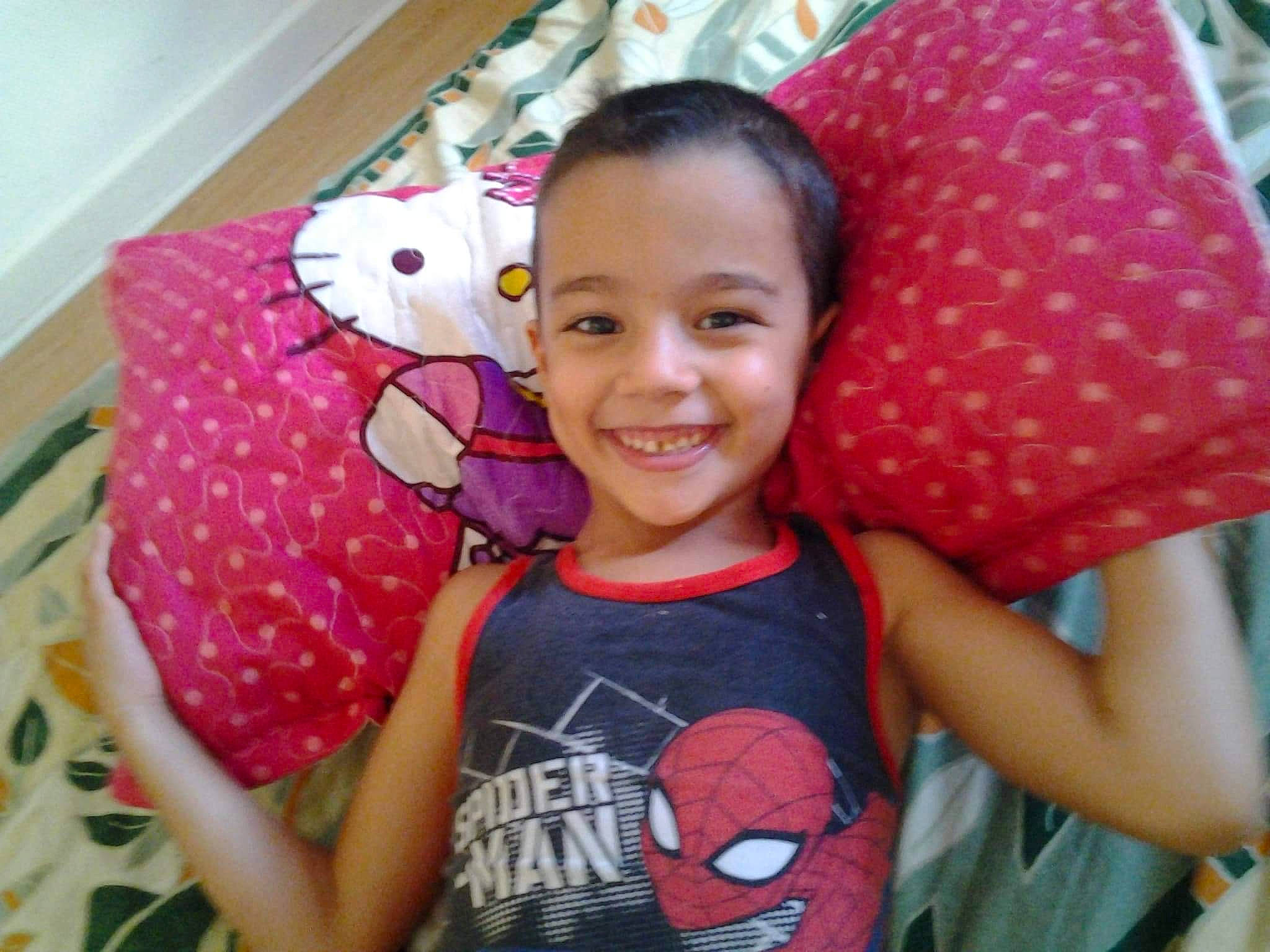 Adel participe au concours pour gagner de l'argent avec cette photo : arm, cheek, child, cool, eye, facial_expression, finger, fun, happy, joy, magenta, organ, pattern, person, pink, product, skin, smile, t_shirt, textile