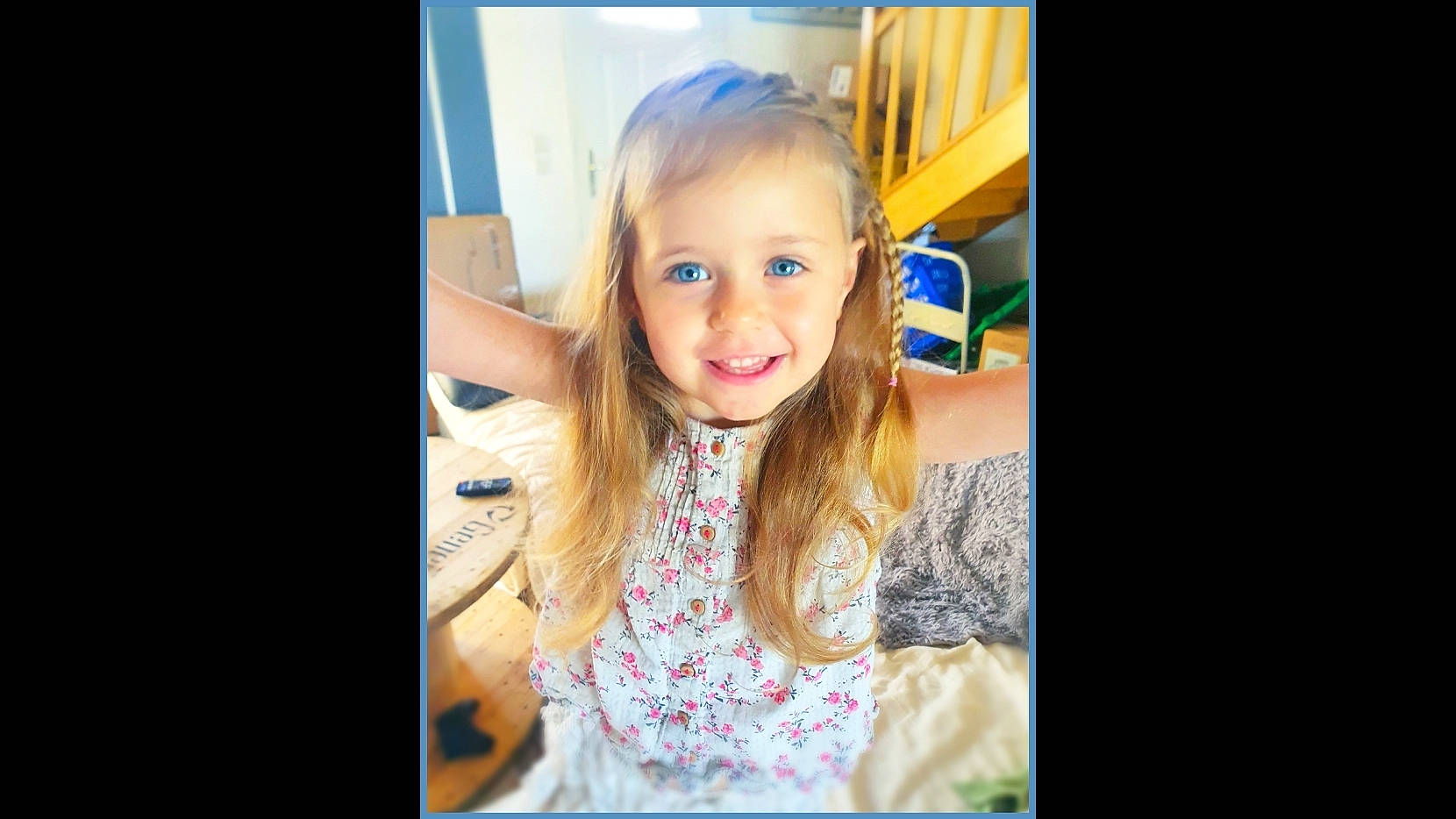 Myla a rejoint le concours — aidez-le/la à gagner de superbes lots ! blond, brown_hair, child, electric_blue, flash_photography, fun, gesture, grass, hairstyle, happy, iris, joy, leisure, long_hair, magenta, person, portrait_photography, recreation, room, smile