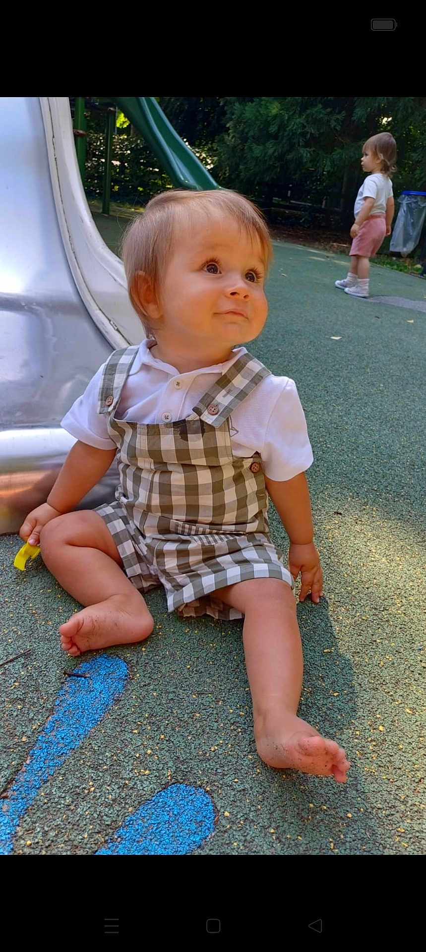 Itao a rejoint le concours — aidez-le/la à gagner de superbes lots ! toddler, child, playground, slide, outdoor, greenery, overalls, white_shirt, barefoot, curious, sitting, young_child, park, daylight, trash_bin, asphalt, play_area, person, summer, cute