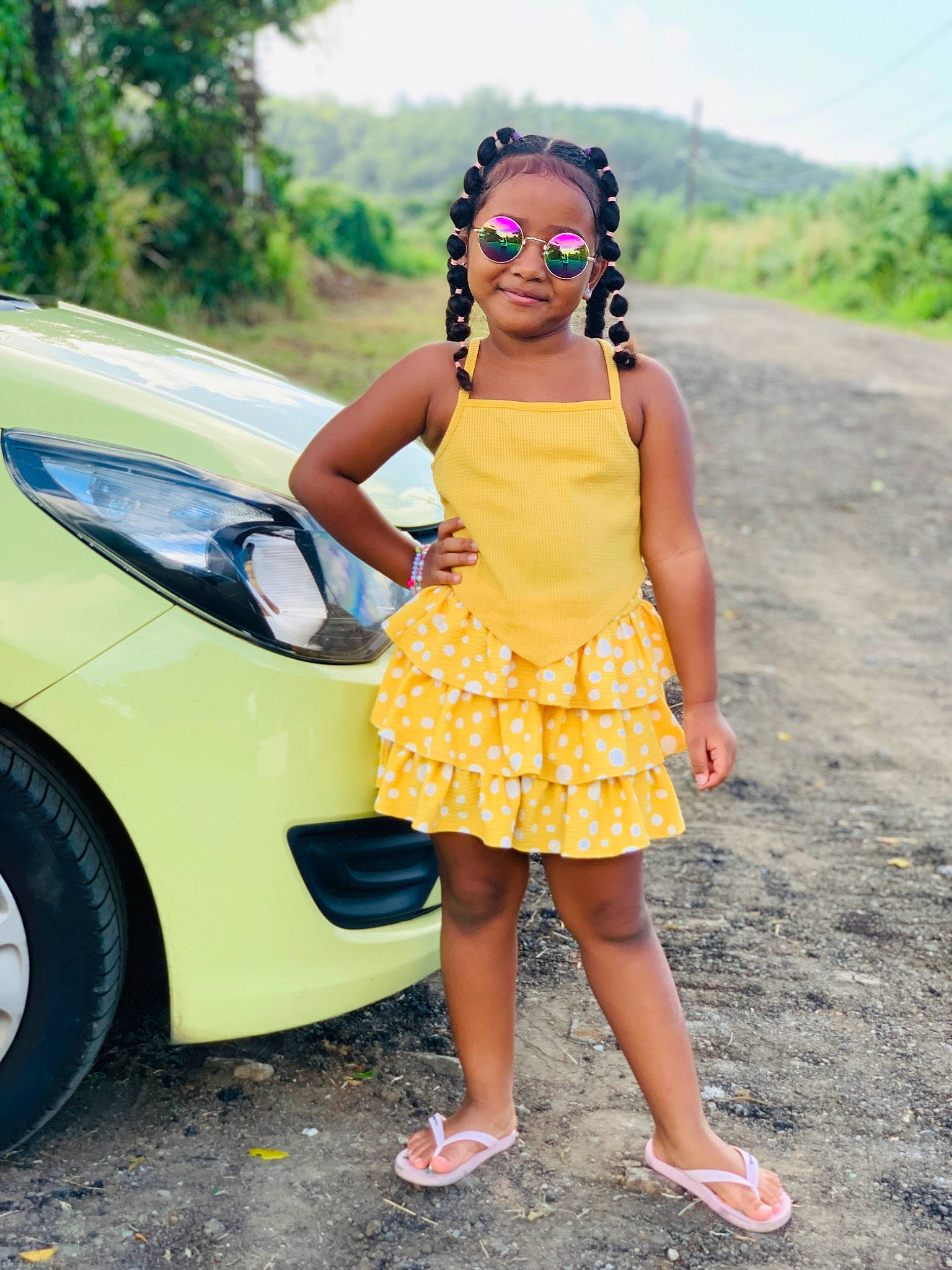 Shania a rejoint le concours — aidez-le/la à gagner de superbes lots ! asphalt, automotive_design, automotive_exterior, automotive_lighting, automotive_tire, bumper, car, electric_blue, eyewear, grass, happy, hood, leisure, motor_vehicle, person, rim, tints_and_shades, tire, vehicle, vehicle_door