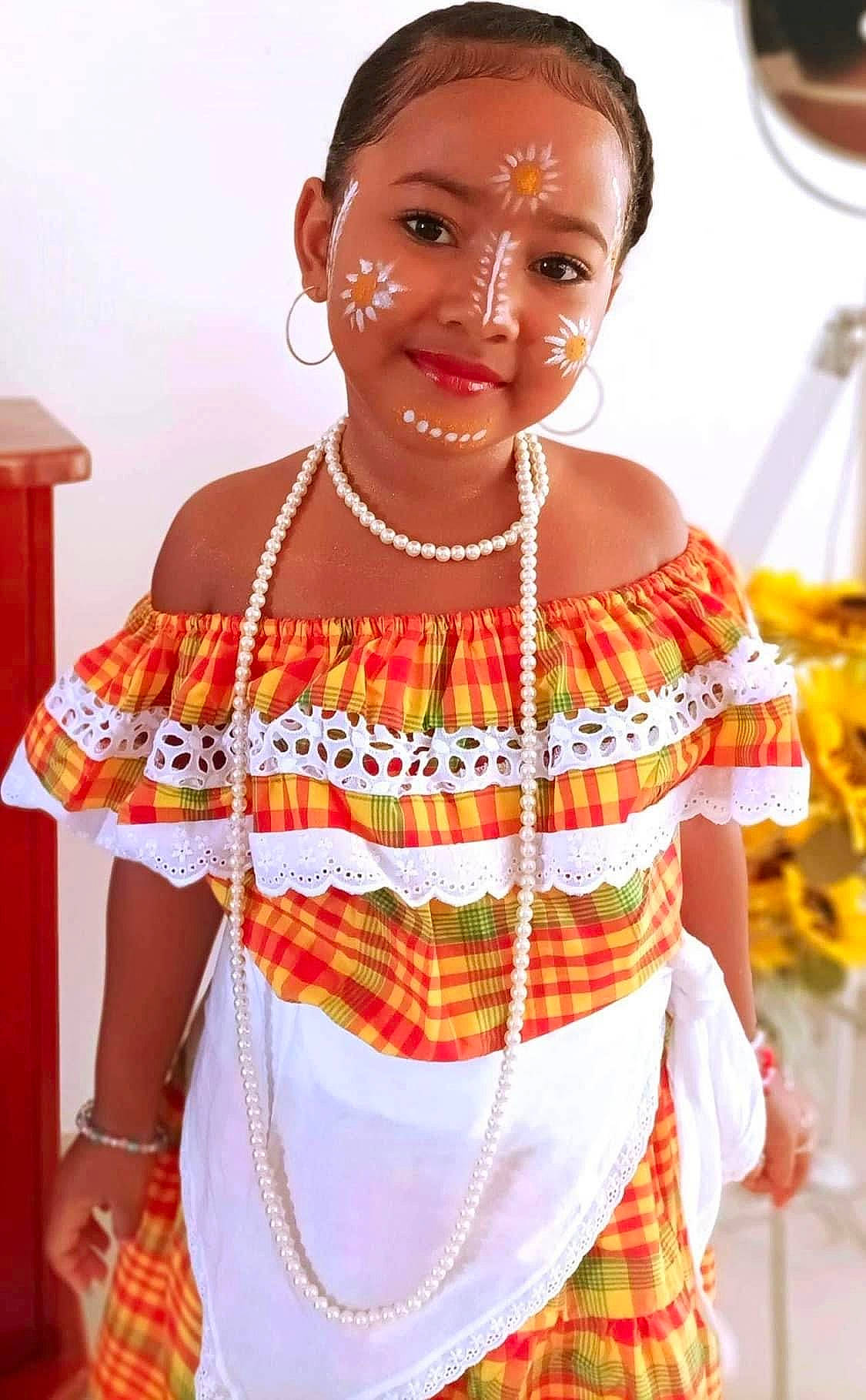 Shania participe au concours pour gagner de l'argent avec cette photo : baby, child, event, fashion_design, fun, happy, jewellery, joy, neck, necklace, pattern, person, plaid, portrait_photography, sari, sleeve, smile, tartan, toddler, tradition