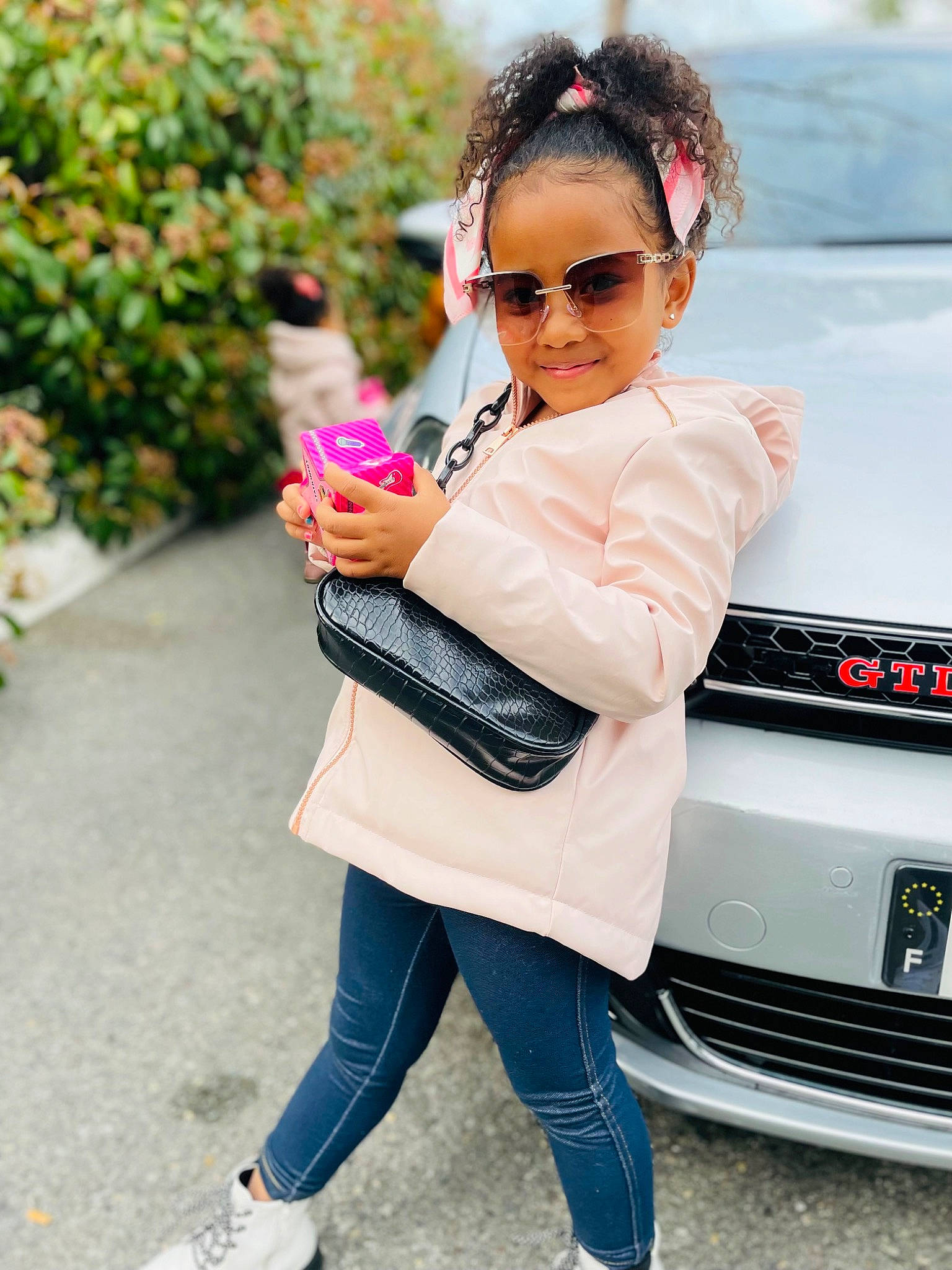 Shania a rejoint le concours — aidez-le/la à gagner de superbes lots ! automotive_design, automotive_exterior, automotive_lighting, bumper, car, eyewear, glasses, goggles, grille, hood, joy, person, plant, shoe, sleeve, sunglasses, thigh, vehicle_door, vehicle_registration_plate, vision_care