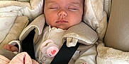Julia participe au concours pour gagner de l'argent avec cette photo : baby, sleeping, car_seat, blanket, pacifier, beads, clothing, child, infant, cute, cozy, safety_harness, indoor, soft_toys, pink, white, hand, face, peaceful, rest