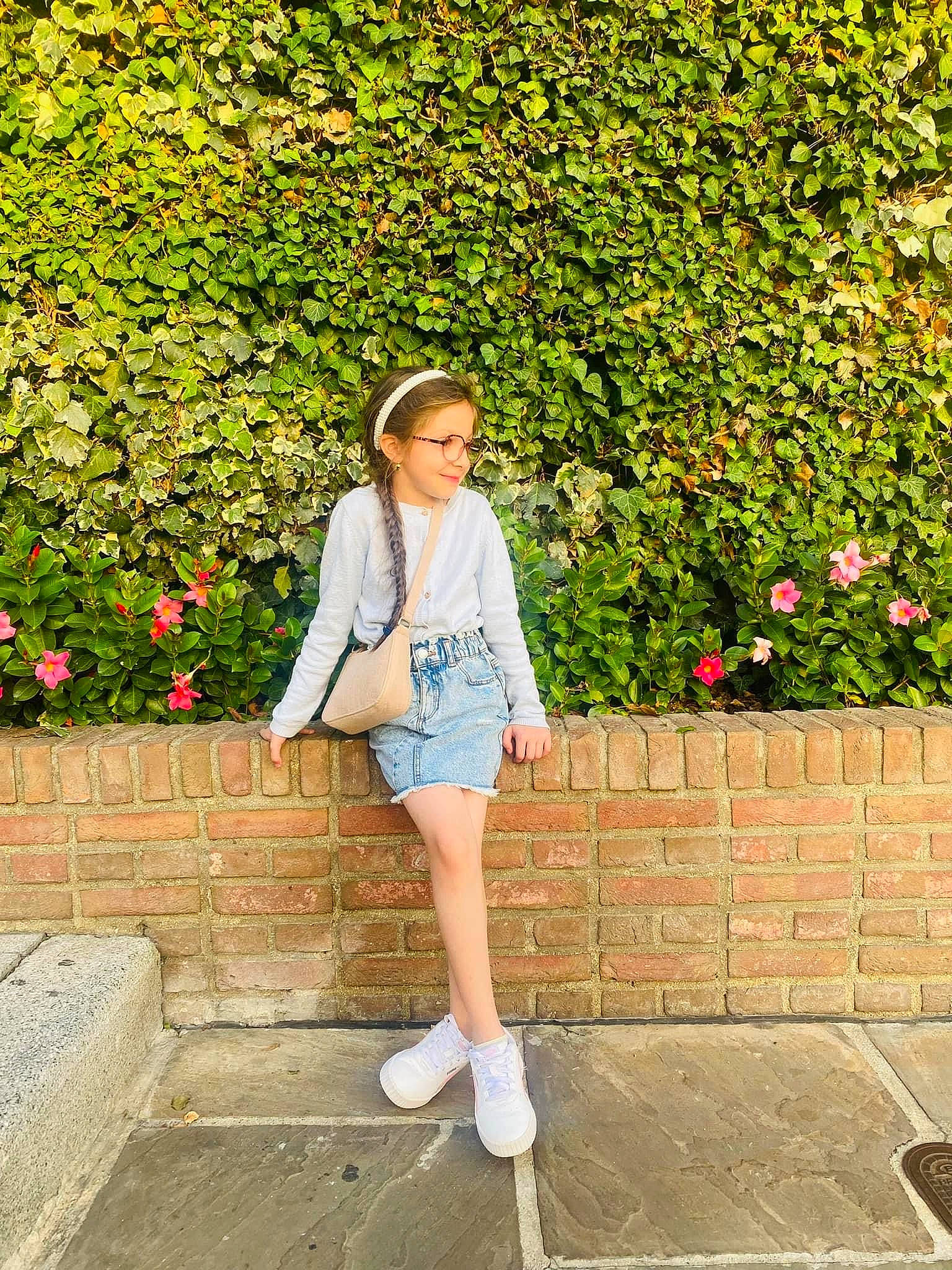 Vanesa a rejoint le concours — aidez-le/la à gagner de superbes lots ! blond, brown_hair, denim, electric_blue, eyewear, flower, grass, human_leg, knee, leg, leisure, long_hair, pattern, person, plant, shrub, sleeve, sportswear, t_shirt, thigh