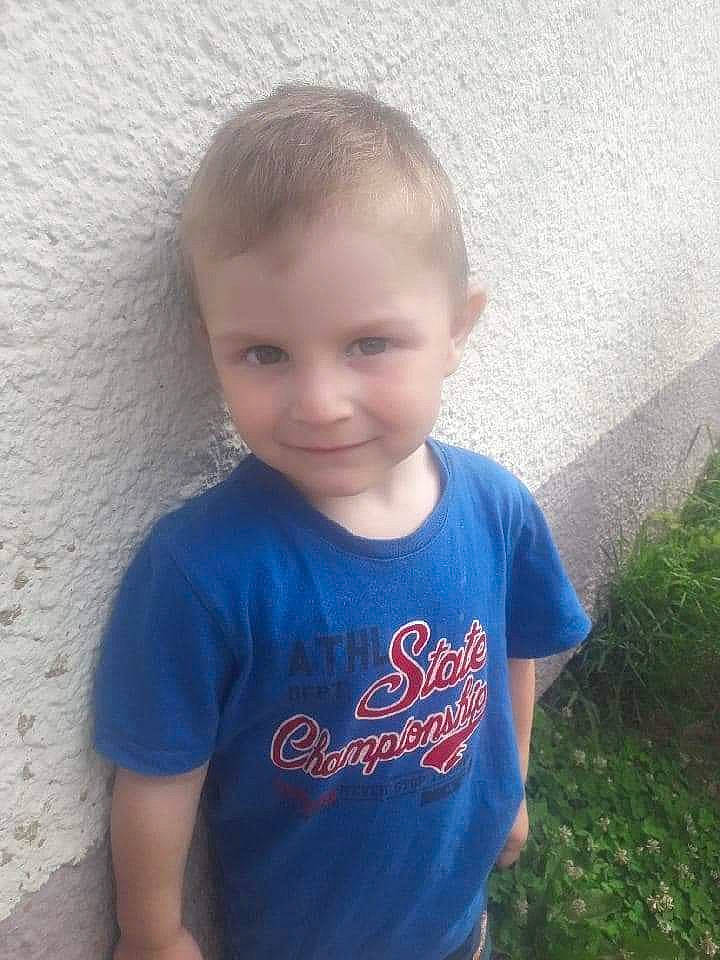 Dylan participe au concours pour gagner de l'argent avec cette photo : blue, cheek, child, chin, cool, eye, face, forehead, fun, hair, hairstyle, head, joy, nose, people, person, skin, smile, standing, summer