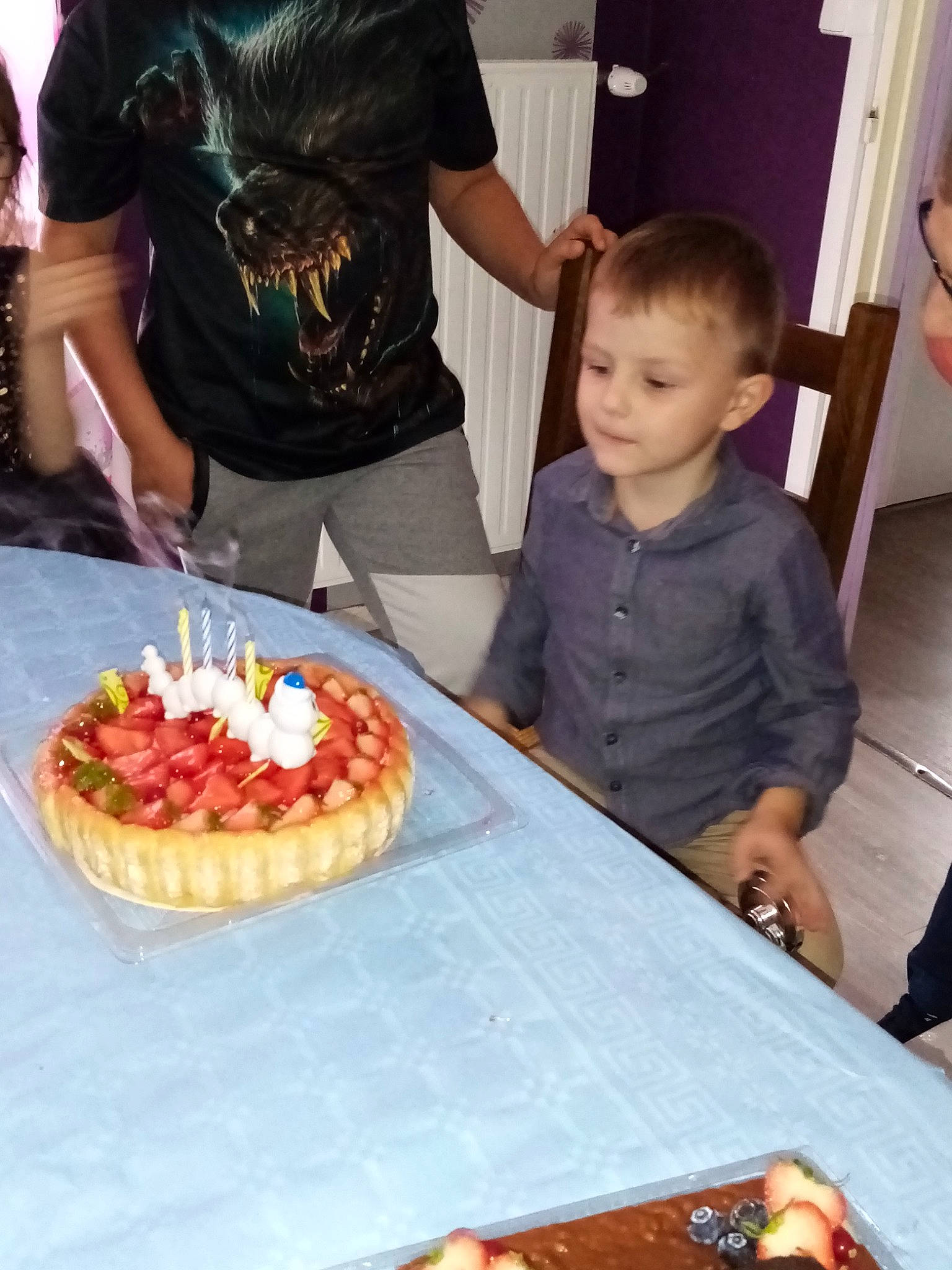 Bryan a rejoint le concours — aidez-le/la à gagner de superbes lots ! baked_goods, baking, birthday, birthday_cake, buttercream, cake, cake_decorating, child, cream, cuisine, dessert, dish, food, icing, party, pastry, pavlova, person, sweetness, toddler