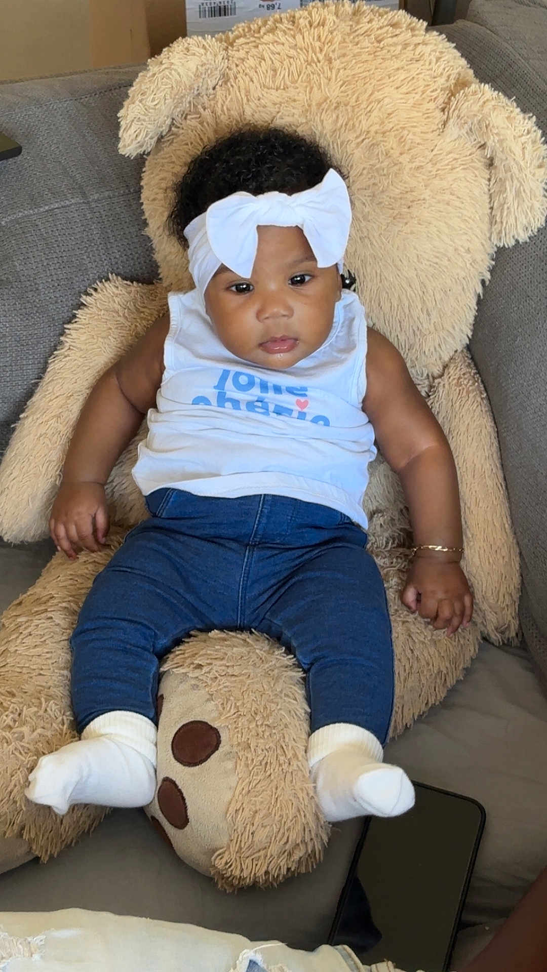 Shaïna participe au concours pour gagner de l'argent avec cette photo : baby, headband, bow, teddy_bear, cushion, white_top, blue_pants, socks, couch, indoor, child, infant, soft_toy, relaxed, portrait, curious, cute, furniture, bracelet, dark_hair