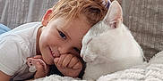 Ambre a rejoint le concours — aidez-le/la à gagner de superbes lots ! child, cat, couch, blanket, cozy, cute, pet, indoor, smiling, white_cat, toddler, hair, comfort, friendship, soft, relaxed, home, portrait, pacifier, happy