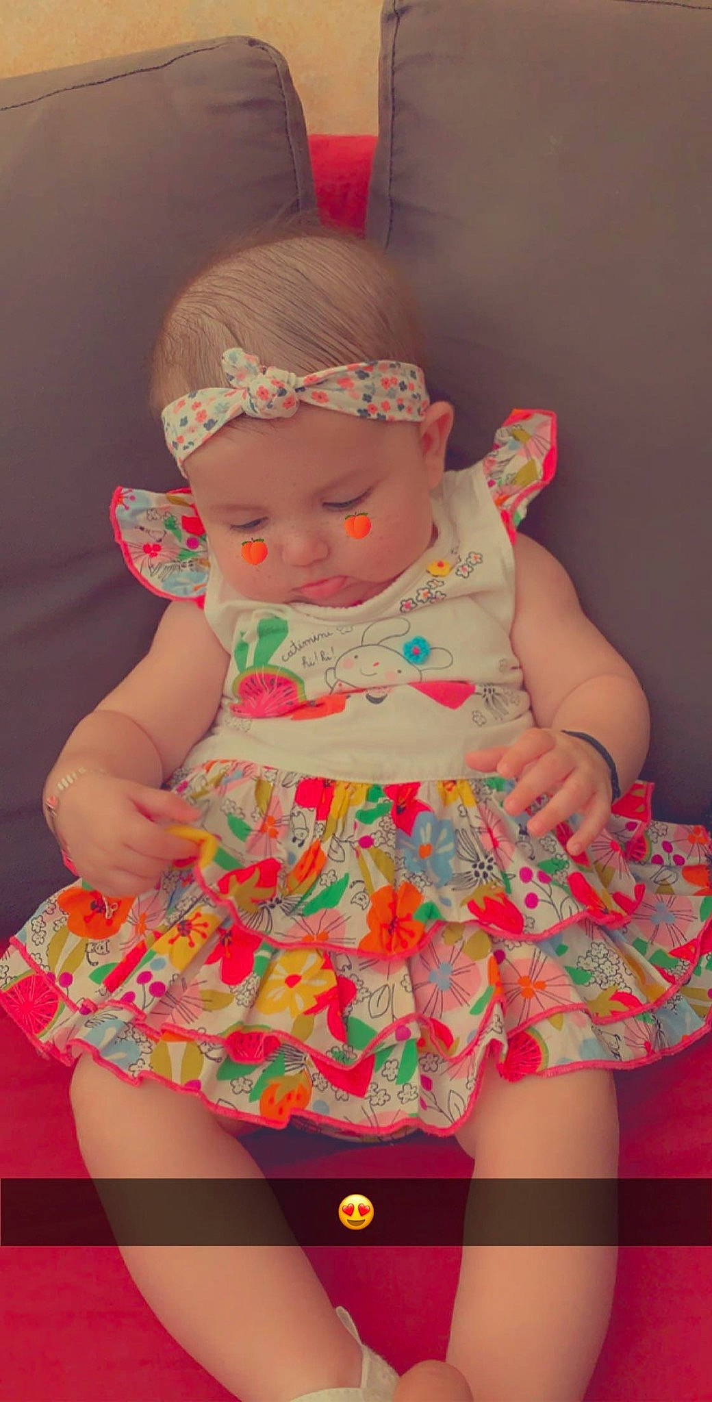 Lisa a rejoint le concours — aidez-le/la à gagner de superbes lots ! baby, baby_products, baby_toddler_clothing, cheek, child, doll, dress, hair_accessory, headgear, headwear, pattern, peach, person, pink, product, ruffle, textile, toddler, toy