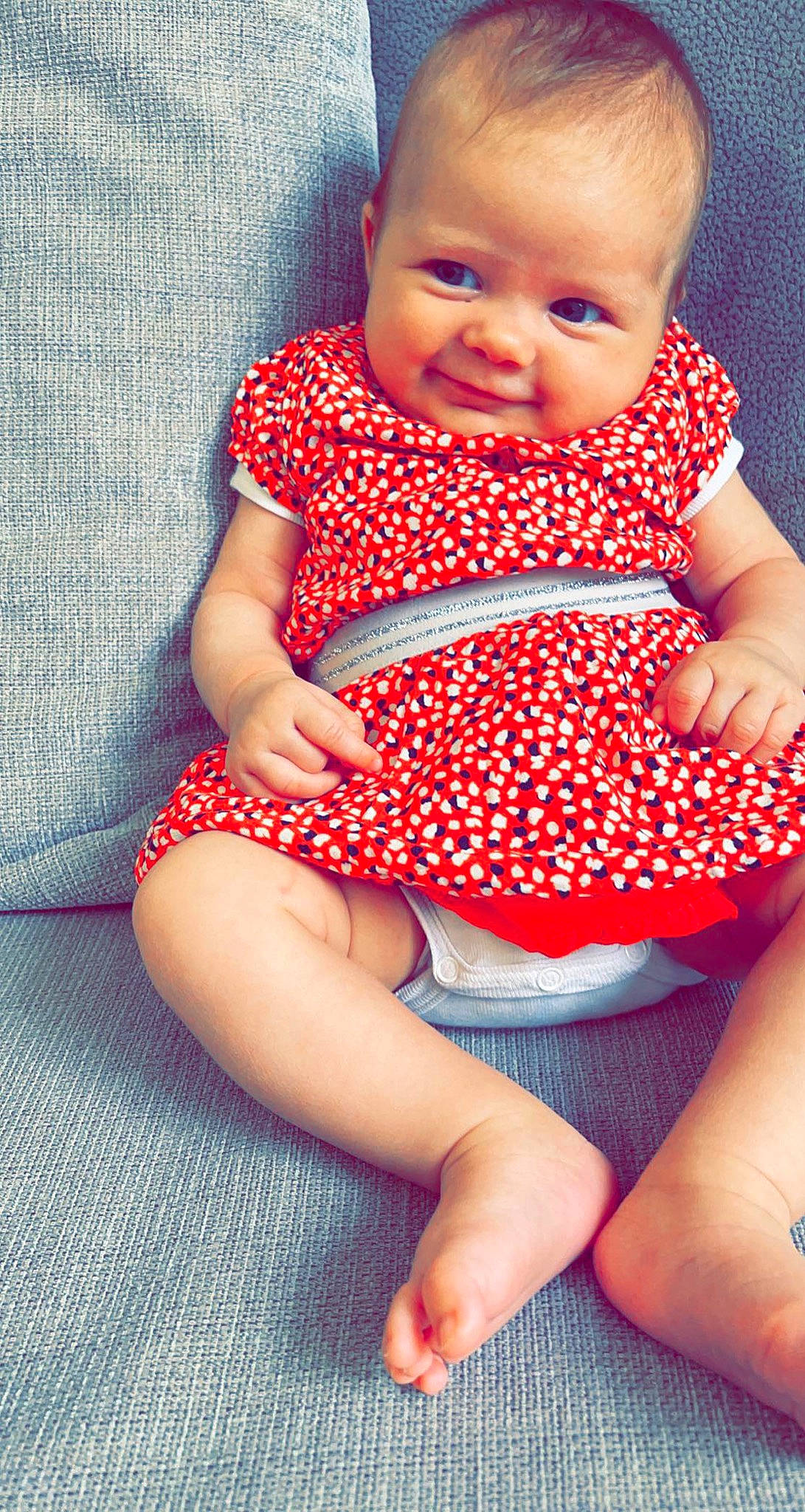 Capucine a rejoint le concours — aidez-le/la à gagner de superbes lots ! baby, baby_toddler_clothing, cheek, comfort, eye, face, finger, happy, head, human_body, iris, lip, mouth, neck, person, skin, sleeve, stomach, thigh, thumb