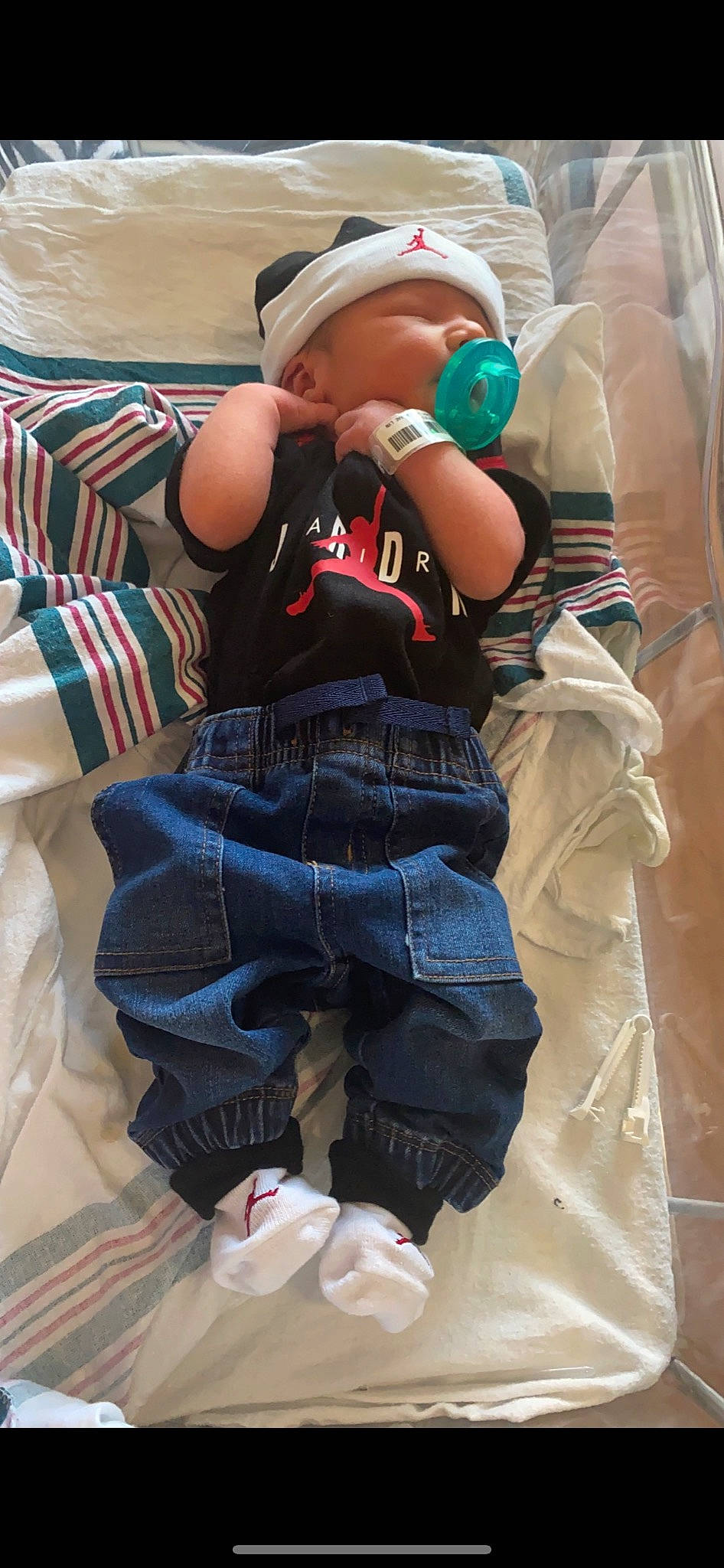 Christian is registered to the contest to win money with this photo: baby_toddler_clothing, baseball_cap, cap, comfort, denim, elbow, electric_blue, fashion_accessory, hat, human_leg, knee, pattern, person, shorts, shoulder, sleeve, t_shirt, thigh, toddler, trunk