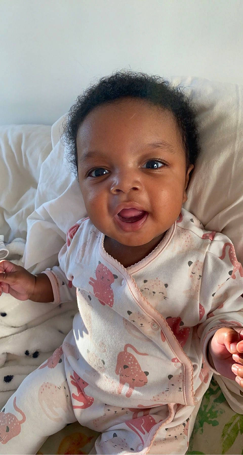 Aliya a rejoint le concours — aidez-le/la à gagner de superbes lots ! baby, baby_toddler_clothing, cheek, chin, eye, eyebrow, face, facial_expression, gesture, hand, happy, head, human, lip, mouth, neck, nose, person, skin, sleeve