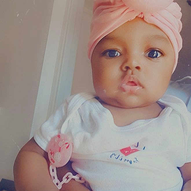 Aliya a rejoint le concours — aidez-le/la à gagner de superbes lots ! baby, baby_toddler_clothing, cap, cheek, chin, ear, eye, finger, hand, hat, head, human_body, iris, lip, mouth, pink, skin, sleeve, toddler, white
