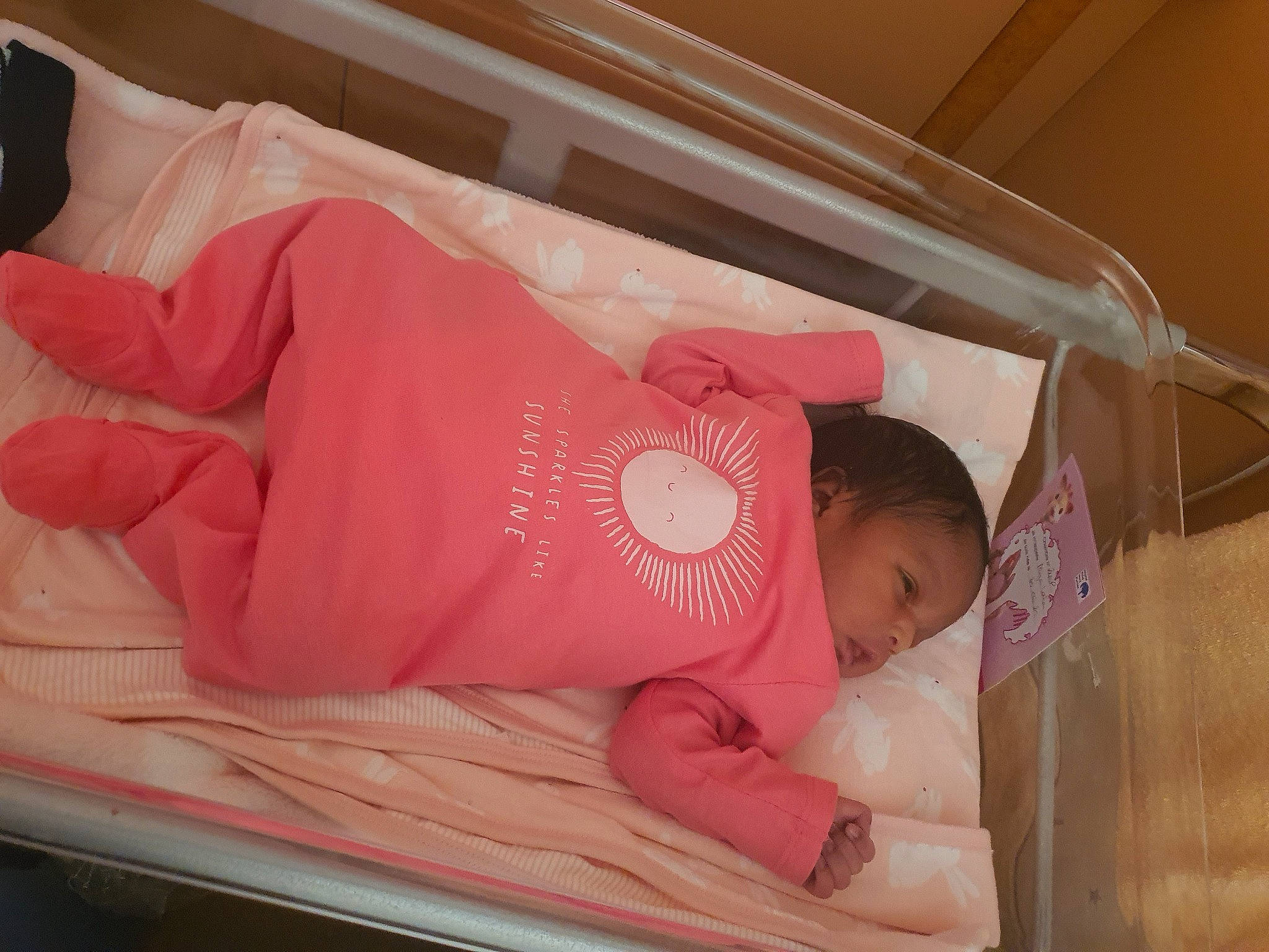 Aliya a rejoint le concours — aidez-le/la à gagner de superbes lots ! arm, baby, baby_products, baby_safety, baby_sleeping, baby_toddler_clothing, bed, bedtime, child, comfort, infant_bed, linens, magenta, nap, peach, person, pink, room, skin, toddler