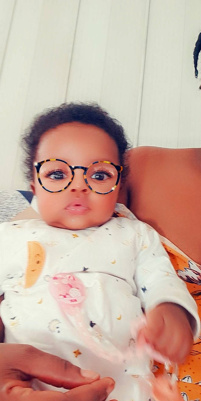 Aliya participe au concours pour gagner de l'argent avec cette photo : baby_toddler_clothing, cheek, collar, comfort, eyelash, eyewear, fun, gesture, glasses, happy, lip, mouth, neck, nose, person, sitting, skin, sleeve, t_shirt, toddler