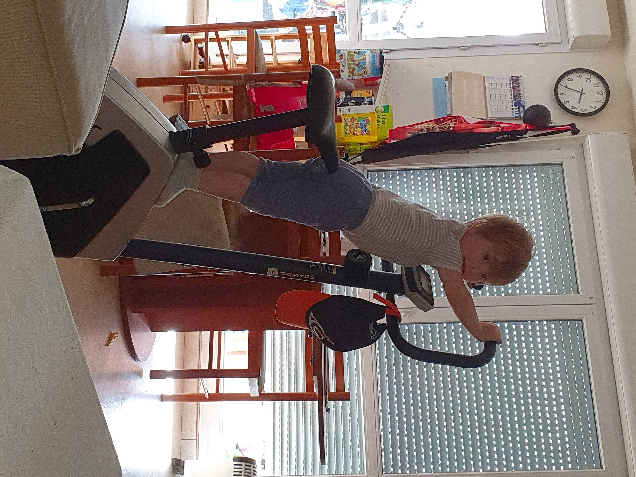 Lucas a rejoint le concours — aidez-le/la à gagner de superbes lots ! furniture, home, person, room