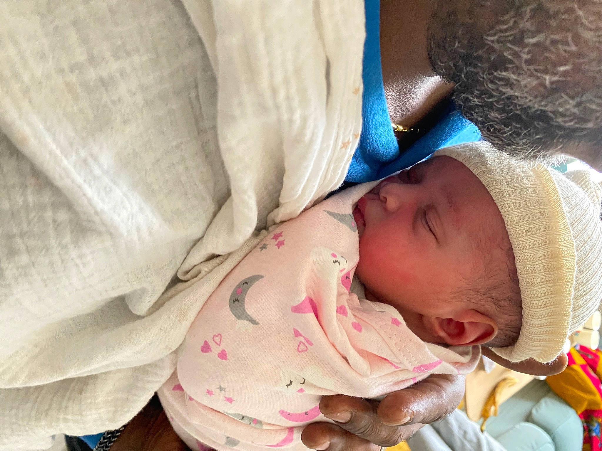 Naïa participe au concours pour gagner de l'argent avec cette photo : abdomen, baby, baby_products, baby_safety, baby_sleeping, baby_toddler_clothing, bedtime, cheek, child, comfort, elbow, headwear, linens, mouth, nap, nose, person, room, skin, sleep