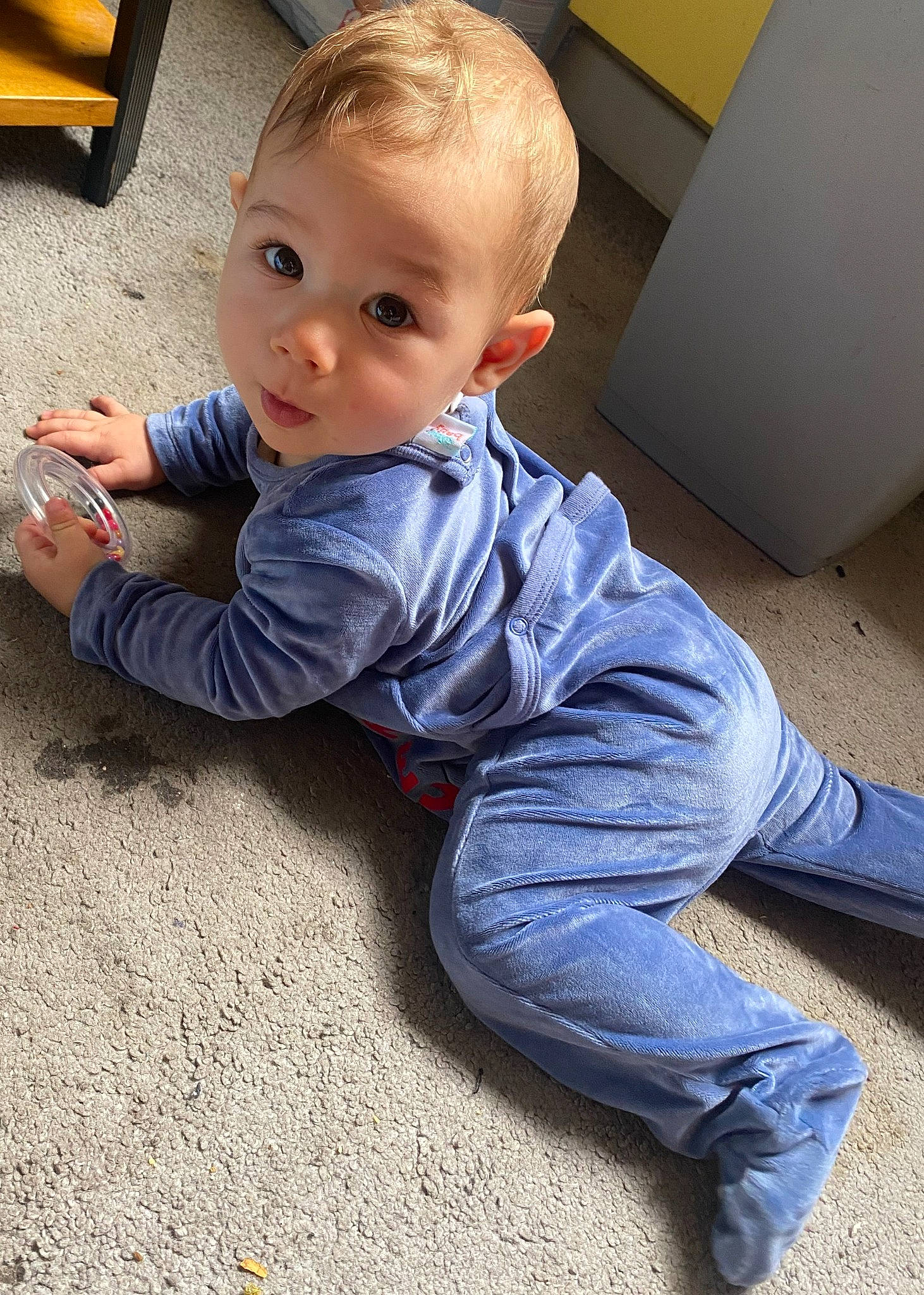 Enzo participe au concours pour gagner de l'argent avec cette photo : baby, baby_toddler_clothing, cheek, comfort, electric_blue, flooring, foot, hand, head, human_body, human_leg, joint, knee, leg, person, skin, sleeve, sportswear, t_shirt, toddler