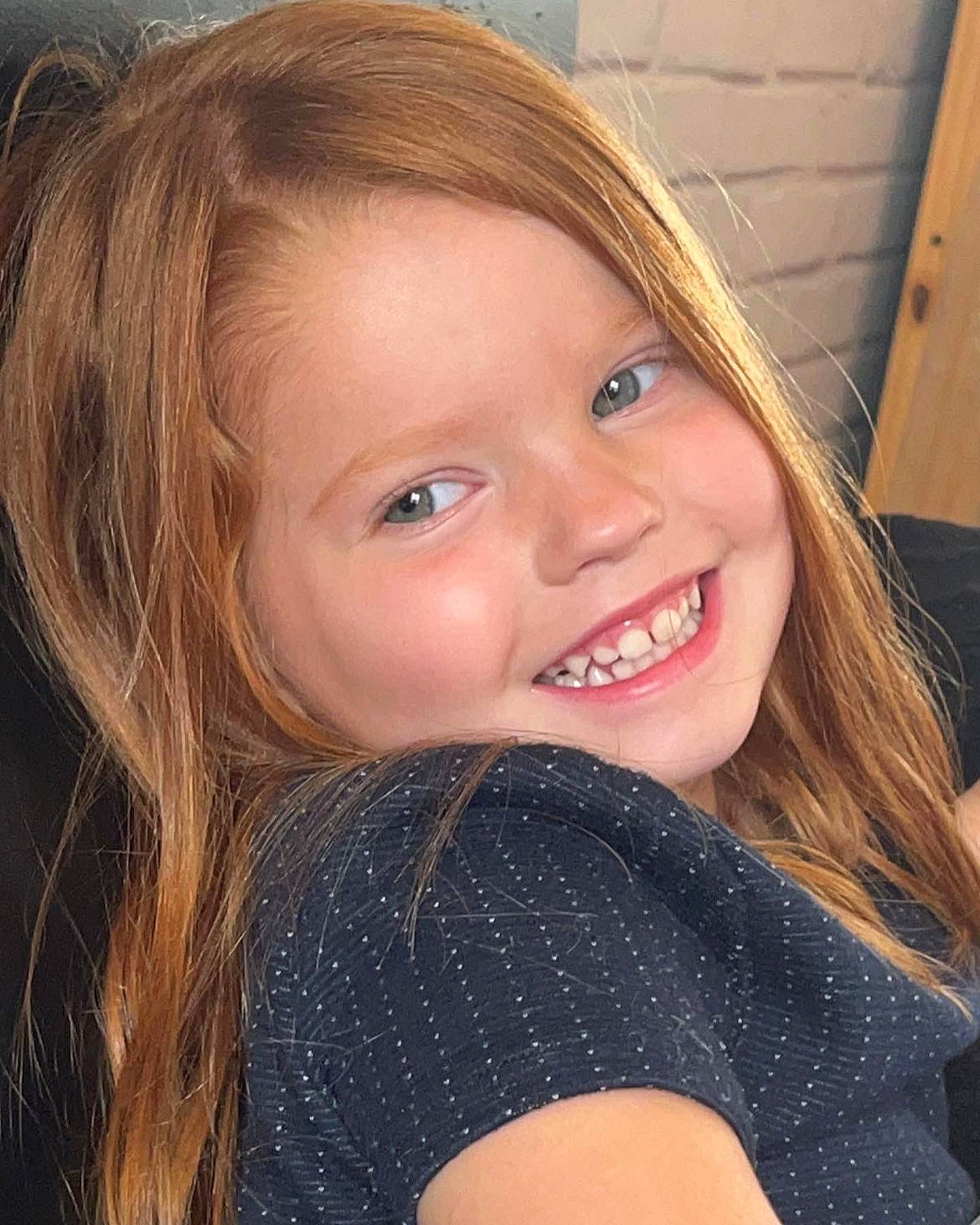 Lüna participe au concours pour gagner de l'argent avec cette photo : cheek, electric_blue, eye, eyebrow, eyelash, face, flash_photography, happy, human_body, iris, jaw, joy, layered_hair, lip, long_hair, mouth, neck, nose, person, skin