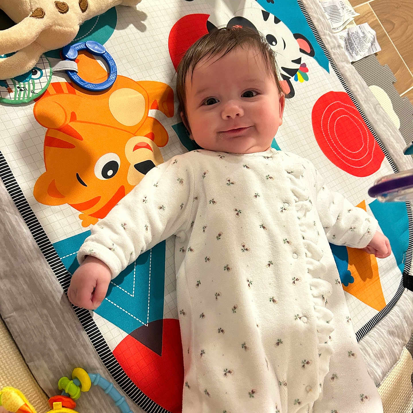 Julia a rejoint le concours — aidez-le/la à gagner de superbes lots ! baby, blanket, bodypart, clothing, face, finger, furniture, happy, head, homedecor, person, photography, playarea, portrait, quilt, sleeve, smile, standing, t_shirt, toy