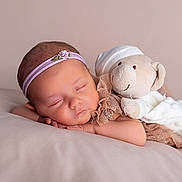 Léna a rejoint le concours — aidez-le/la à gagner de superbes lots ! adorable, baby, beige, calm, child, cozy, cuddle, cute, headband, indoors, infant, peaceful, plush_toy, portrait, resting, sleep, sleeping, soft, stuffed_animal, toddler
