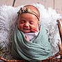 Léna a rejoint le concours — aidez-le/la à gagner de superbes lots ! baby, blanket, child, cozy, cute, flower, headband, indoor, infant, newborn, peaceful, portrait, resting, sleeping, smiling, soft_texture, toddler, wicker_basket, wrapped, young