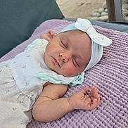 Léna a rejoint le concours — aidez-le/la à gagner de superbes lots ! baby, sleeping, blanket, headband, bow, dress, floral_print, infant, outdoor, peaceful, child, cozy, nap, skin, hand, face, portrait, soft, candid, relaxation