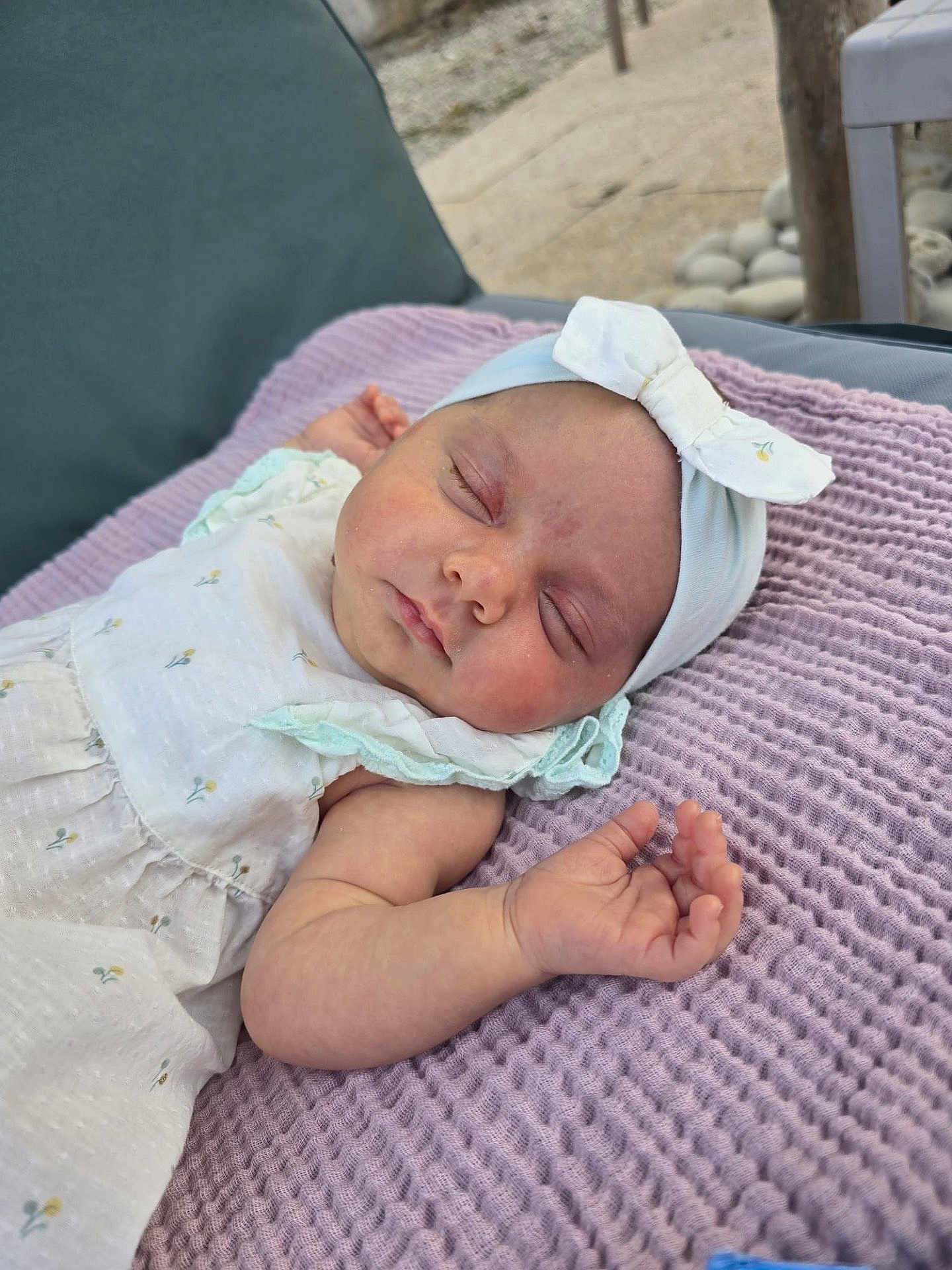 Léna a rejoint le concours — aidez-le/la à gagner de superbes lots ! baby, sleeping, blanket, headband, bow, dress, floral_print, infant, outdoor, peaceful, child, cozy, nap, skin, hand, face, portrait, soft, candid, relaxation