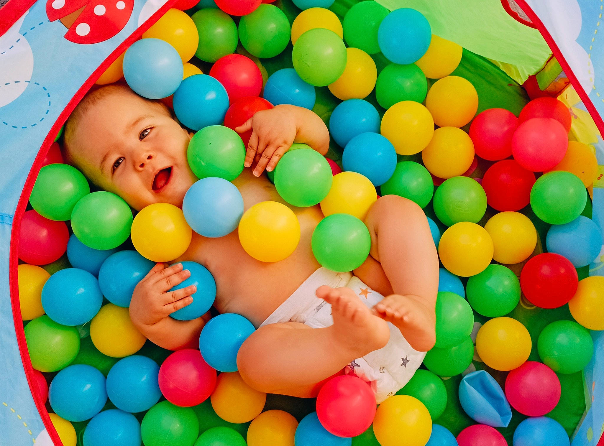 Alessyo a rejoint le concours — aidez-le/la à gagner de superbes lots ! ball_pit, balloon, child, confectionery, cuisine, event, food, food_additive, fun, green, icing, ingredient, mixture, party_supply, people, person, play, snack, sweetness, toddler
