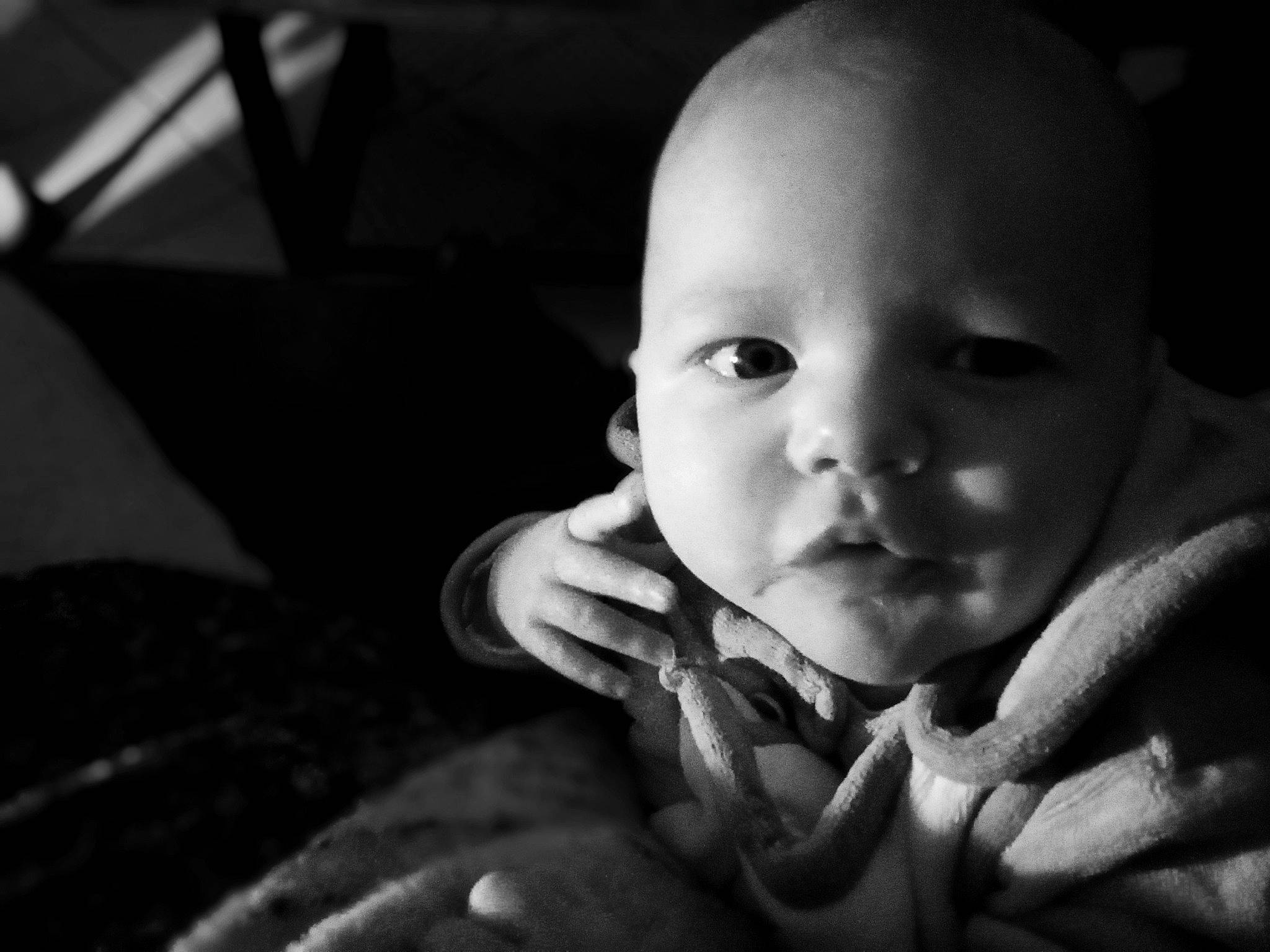 Alessyo a rejoint le concours — aidez-le/la à gagner de superbes lots ! baby, baby_toddler_clothing, black_and_white, cheek, comfort, darkness, eye, face, finger, flash_photography, gesture, hand, happy, lip, monochrome, monochrome_photography, nail, person, style, thumb