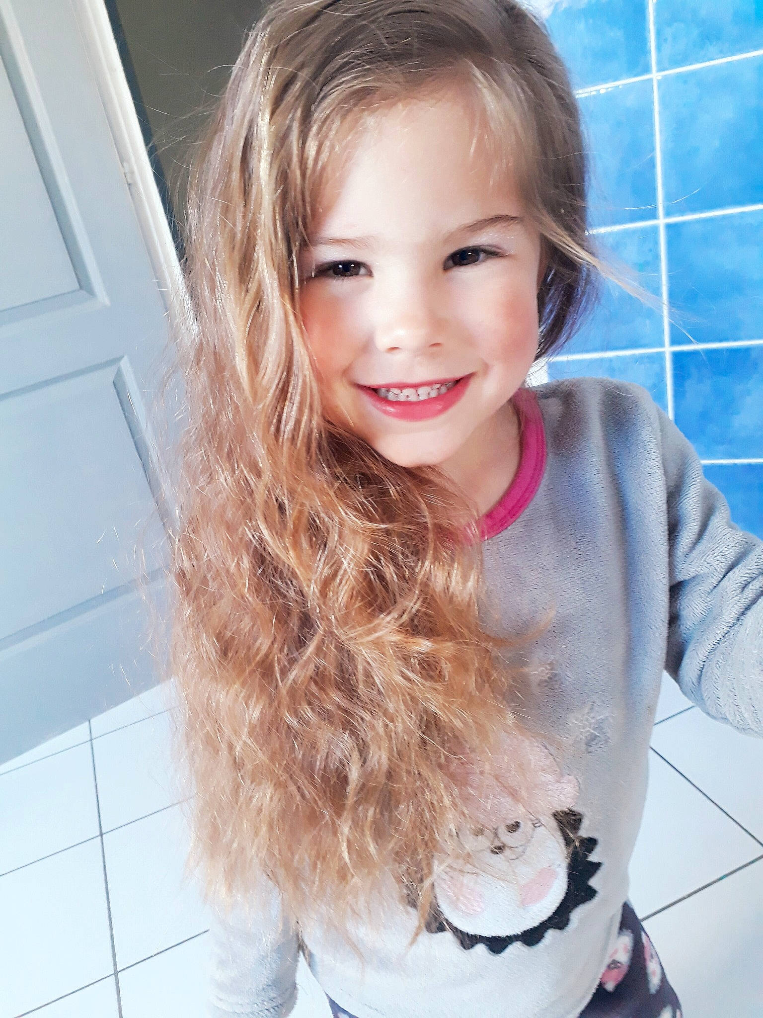 Emma participe au concours pour gagner de l'argent avec cette photo : black_hair, cool, door, eye, eyebrow, eyelash, face, hair, happy, head, iris, joy, layered_hair, lip, long_hair, neck, person, skin, sleeve, smile