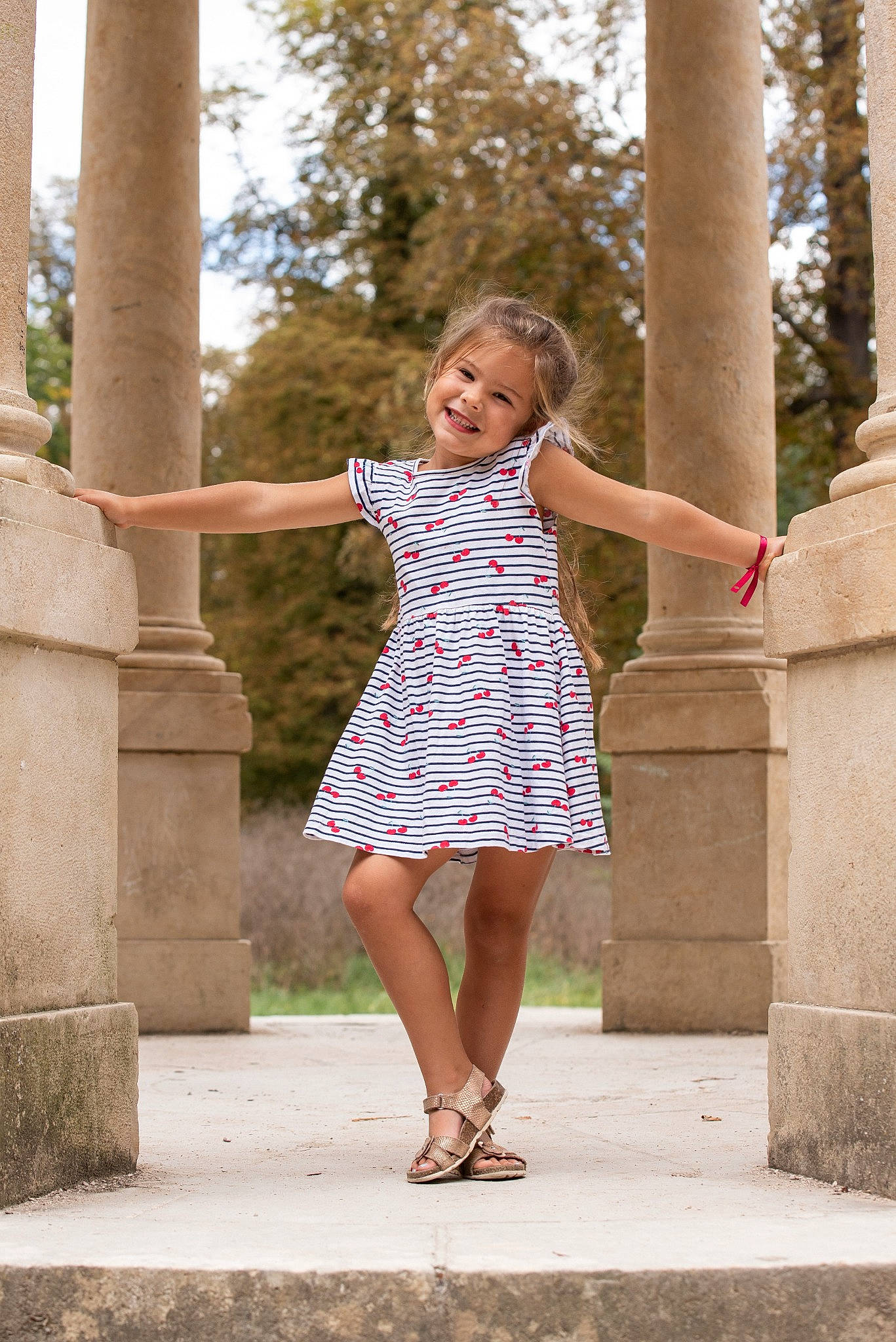 Emma participe au concours pour gagner de l'argent avec cette photo : arm, daytime, dress, fashion, gesture, grass, hairstyle, hand, happy, human_body, joy, leg, one_piece_garment, people_in_nature, person, plant, shoulder, standing, street_fashion, sunlight