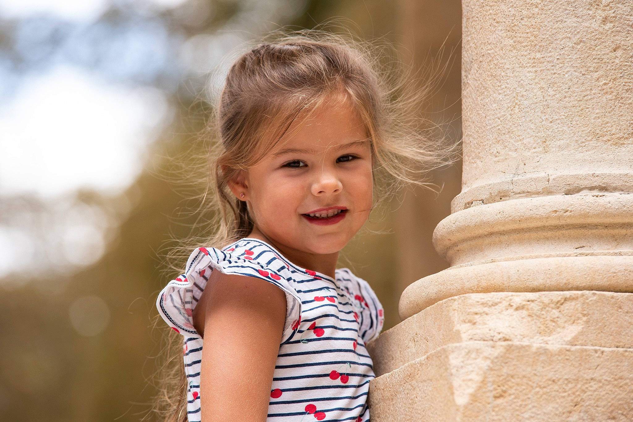 Emma a rejoint le concours — aidez-le/la à gagner de superbes lots ! beauty, child, eye, face, facial_expression, flash_photography, hair, hairstyle, happy, head, iris, joy, lip, people_in_nature, person, shoulder, skin, smile, standing, toddler