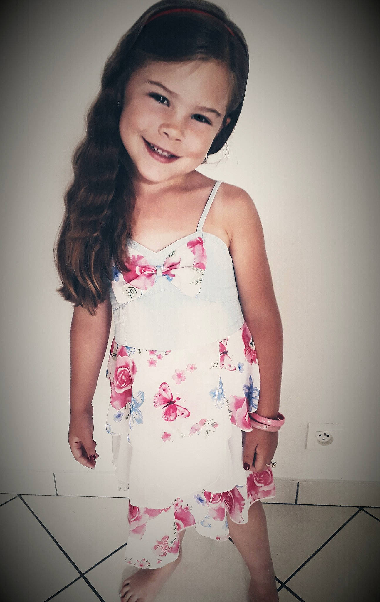 Emma a rejoint le concours — aidez-le/la à gagner de superbes lots ! arm, baby_toddler_clothing, clothing, eyelash, face, flash_photography, hair, hand, happy, human_body, joint, joy, lip, neck, one_piece_garment, person, shoulder, skin, sleeve, smile