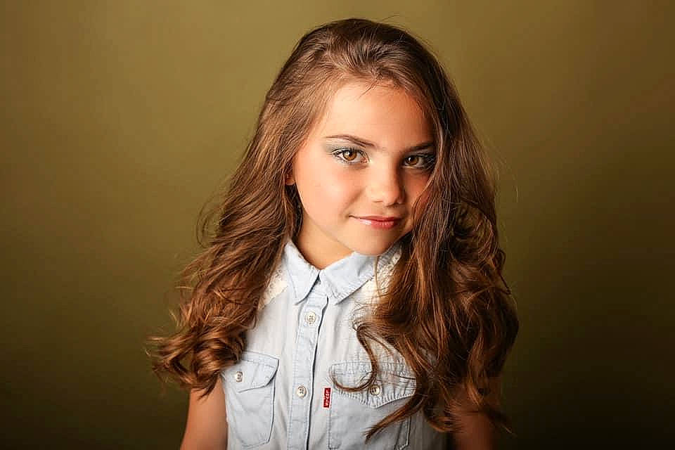 Shelly participe au concours pour gagner de l'argent avec cette photo : cheek, chin, eye, eyebrow, eyelash, face, flash_photography, forehead, gesture, hairstyle, happy, head, human, iris, jaw, joy, layered_hair, lip, neck, nose