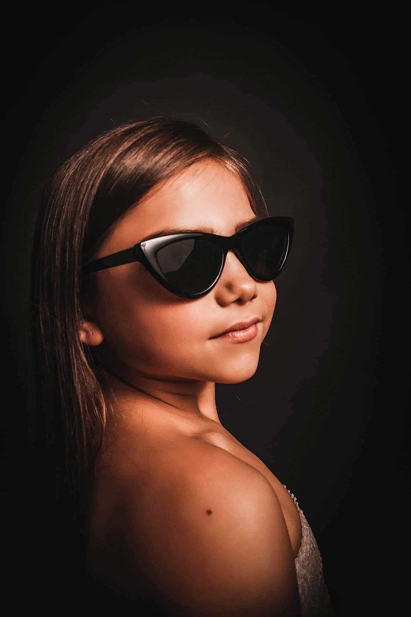 Shelly a rejoint le concours — aidez-le/la à gagner de superbes lots ! automotive_design, bangs, black_hair, chin, eye_glass_accessory, eyebrow, eyelash, eyewear, fashion_design, flash_photography, glasses, goggles, jaw, layered_hair, lip, lipstick, person, smile, sunglasses, tints_and_shades