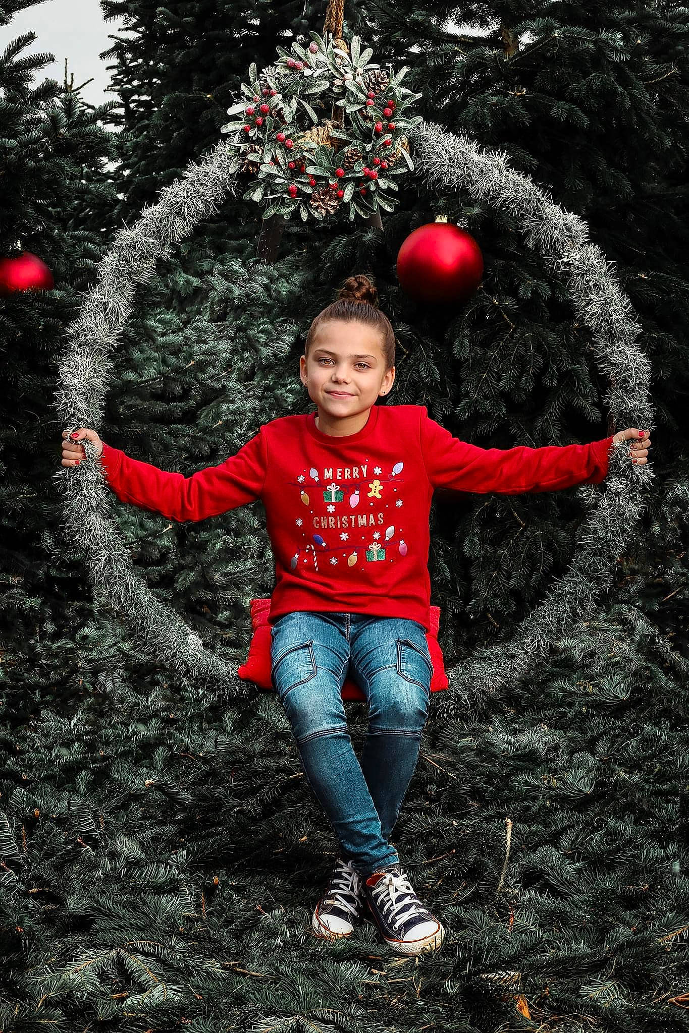 Shelly a rejoint le concours — aidez-le/la à gagner de superbes lots ! ball, branch, christmas_ornament, darkness, flash_photography, fun, gesture, grass, hairstyle, happy, holiday_ornament, jeans, joy, leg, people_in_nature, person, plant, red, standing, style