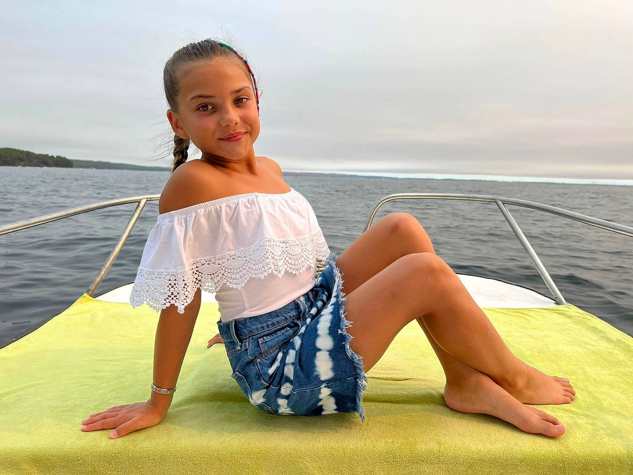 Shelly participe au concours pour gagner de l'argent avec cette photo : boat, boats_and_boating_equipment_and_supplies, comfort, elbow, flash_photography, fun, happy, horizon, human_leg, joy, knee, lake, leisure, person, recreation, shoulder, sky, smile, sunlight, thigh