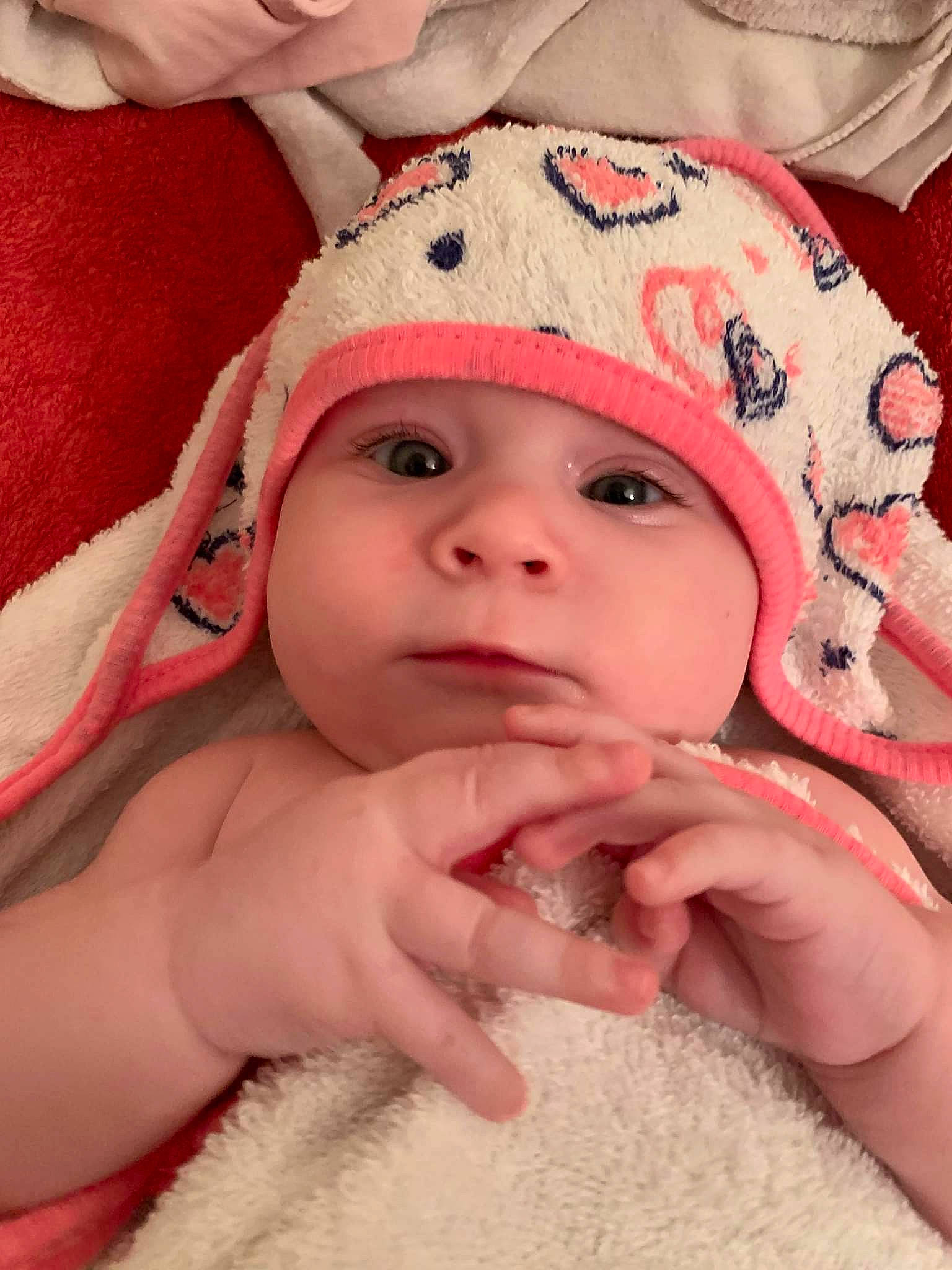 Rose participe au concours pour gagner de l'argent avec cette photo : baby, baby_toddler_clothing, cap, cheek, chin, eyebrow, eyelash, face, finger, gesture, happy, headgear, headwear, iris, lip, mouth, neck, nose, person, pink