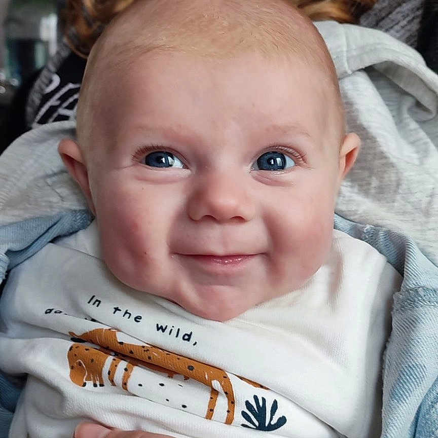 Joao a rejoint le concours — aidez-le/la à gagner de superbes lots ! baby, blanket, bodypart, clothing, coat, face, finger, hand, happy, head, laughing, mouth, newborn, pants, person, photography, portrait, smile, t_shirt, teeth