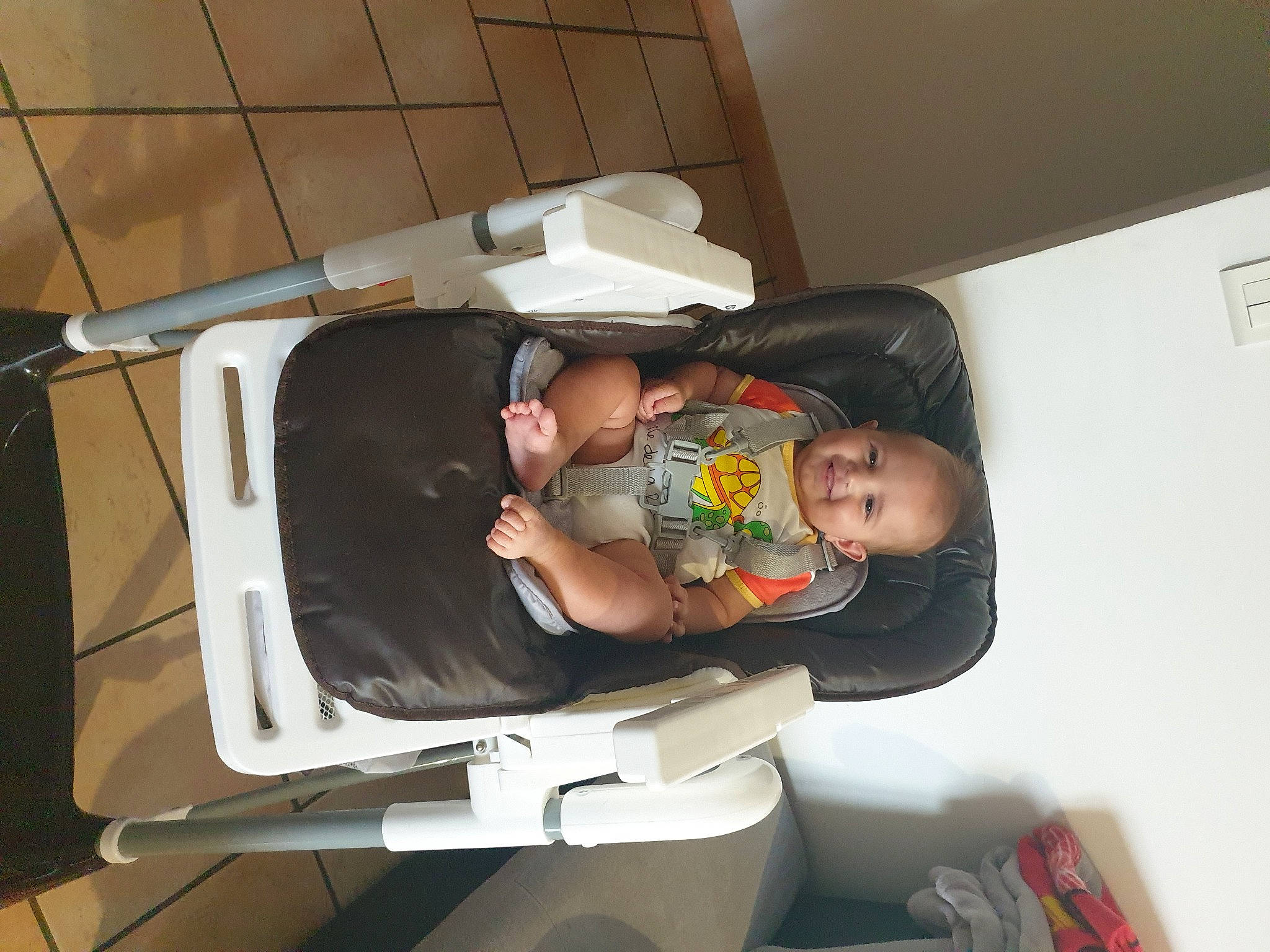 Mylan participe au concours pour gagner de l'argent avec cette photo : baby, baby_products, baby_safety, baby_toddler_clothing, child, comfort, fun, hat, joy, person, room, sitting, t_shirt, toddler, transport