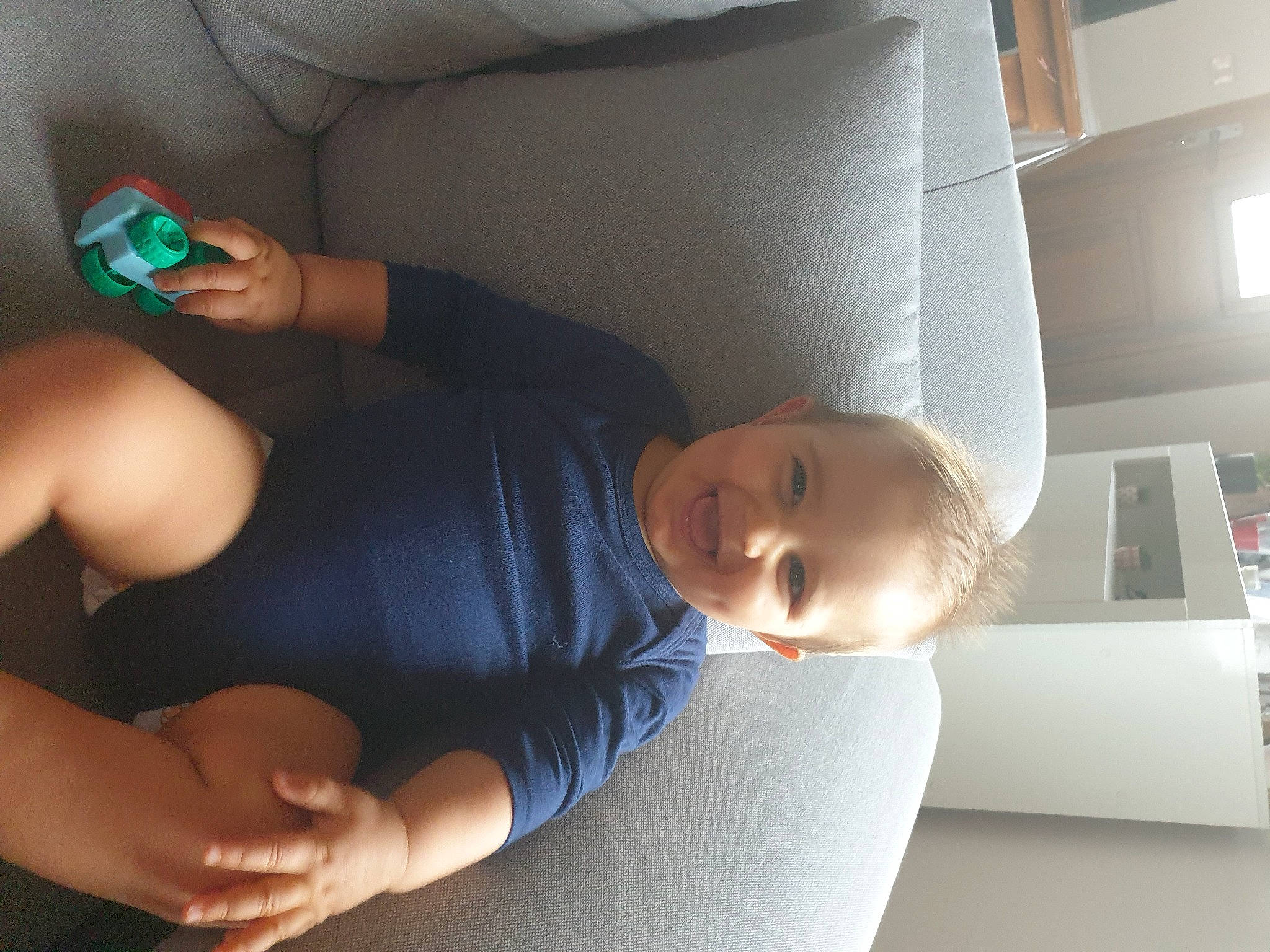 Mylan participe au concours pour gagner de l'argent avec cette photo : arm, baby, comfort, elbow, finger, floor, gesture, hairstyle, hand, human_body, joint, joy, knee, leg, mouth, person, product, shoulder, skin, smile