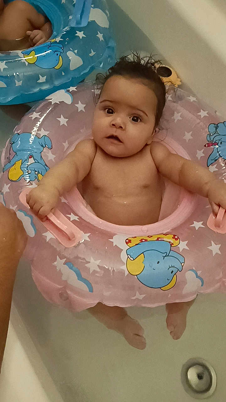 Amaya participe au concours pour gagner de l'argent avec cette photo : baby, bath, bathtub, inflatable_ring, water, child, floating, pink, blue, elephant, stars, hand, infant, cute, skin, toddler, playful, relaxing, swimming, happy