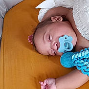 Aaron a rejoint le concours — aidez-le/la à gagner de superbes lots ! baby, sleeping, pacifier, blanket, toy, crocheted, octopus, bed, mattress, hand, face, head, infant, resting, indoors, soft, knitted, comfort, child, peaceful