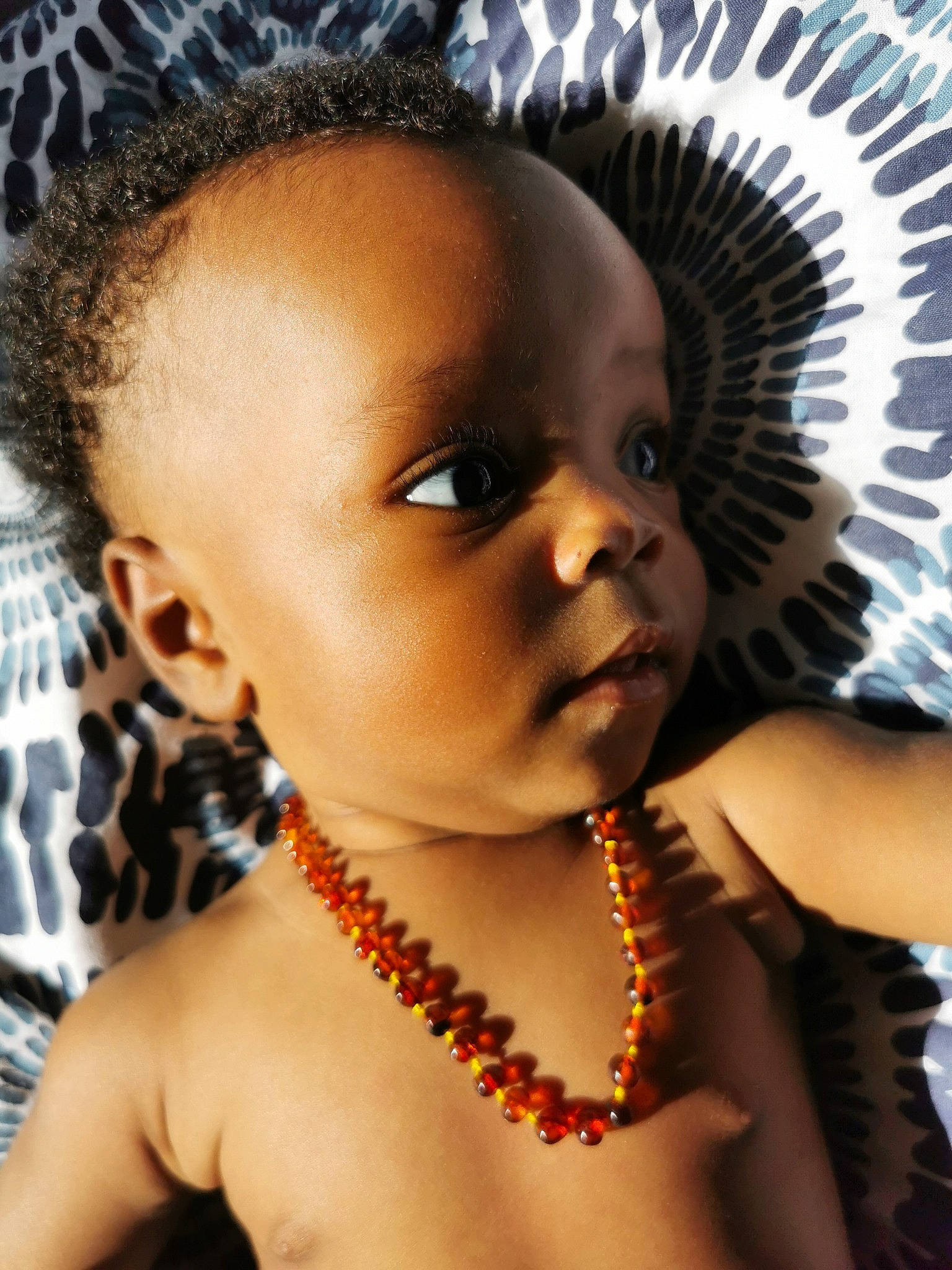 Kaïna a rejoint le concours — aidez-le/la à gagner de superbes lots ! black, cheek, eye, eyebrow, eyelash, facial_expression, fashion, forehead, hair, hairstyle, head, human, human_body, iris, lip, neck, nose, organ, person, photograph