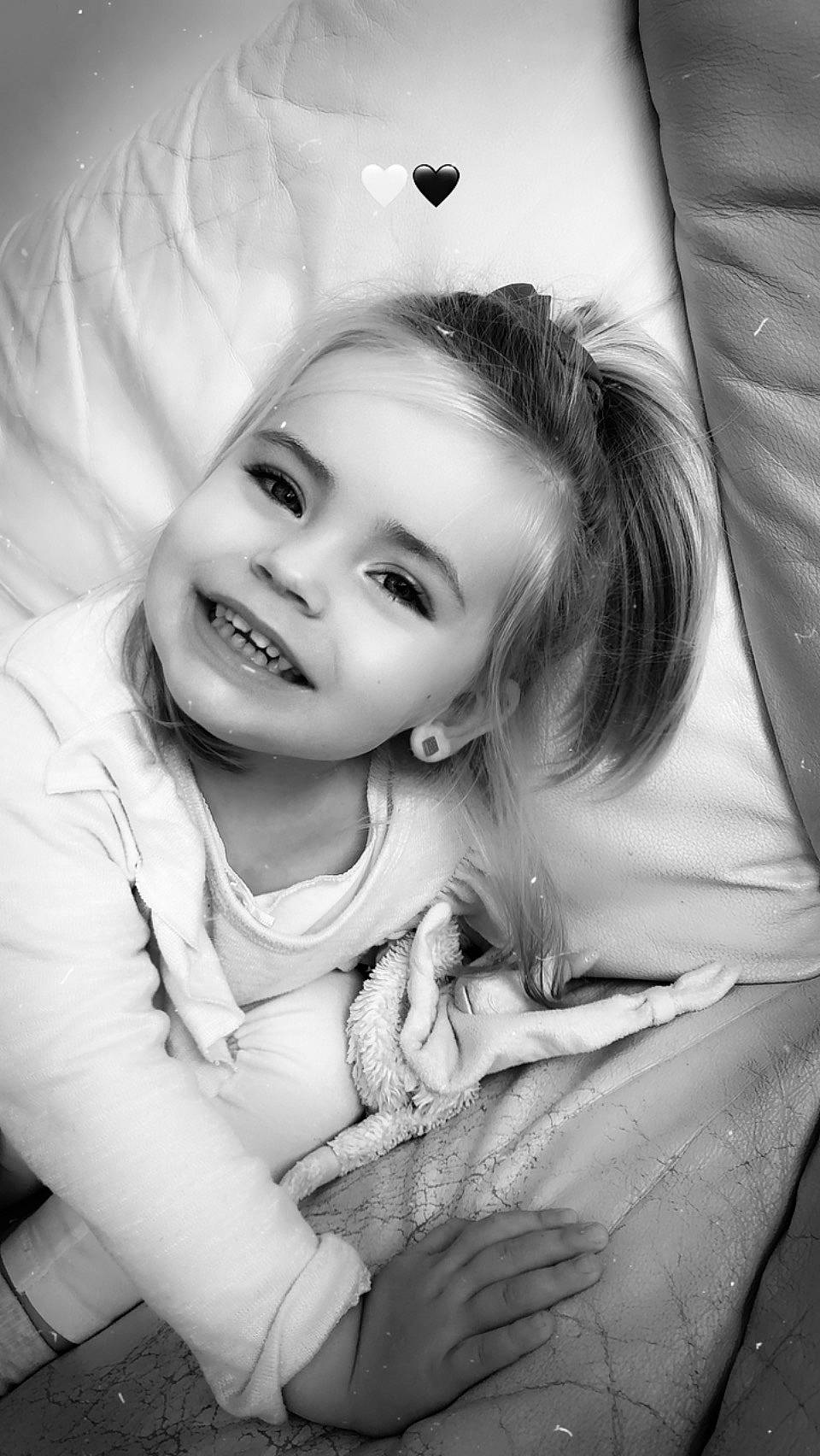 Naëlia a rejoint le concours — aidez-le/la à gagner de superbes lots ! arm, black_and_white, eye, eyebrow, face, facial_expression, flash_photography, gesture, hairstyle, hand, happy, human_body, iris, joy, lip, people_in_nature, person, skin, smile, style