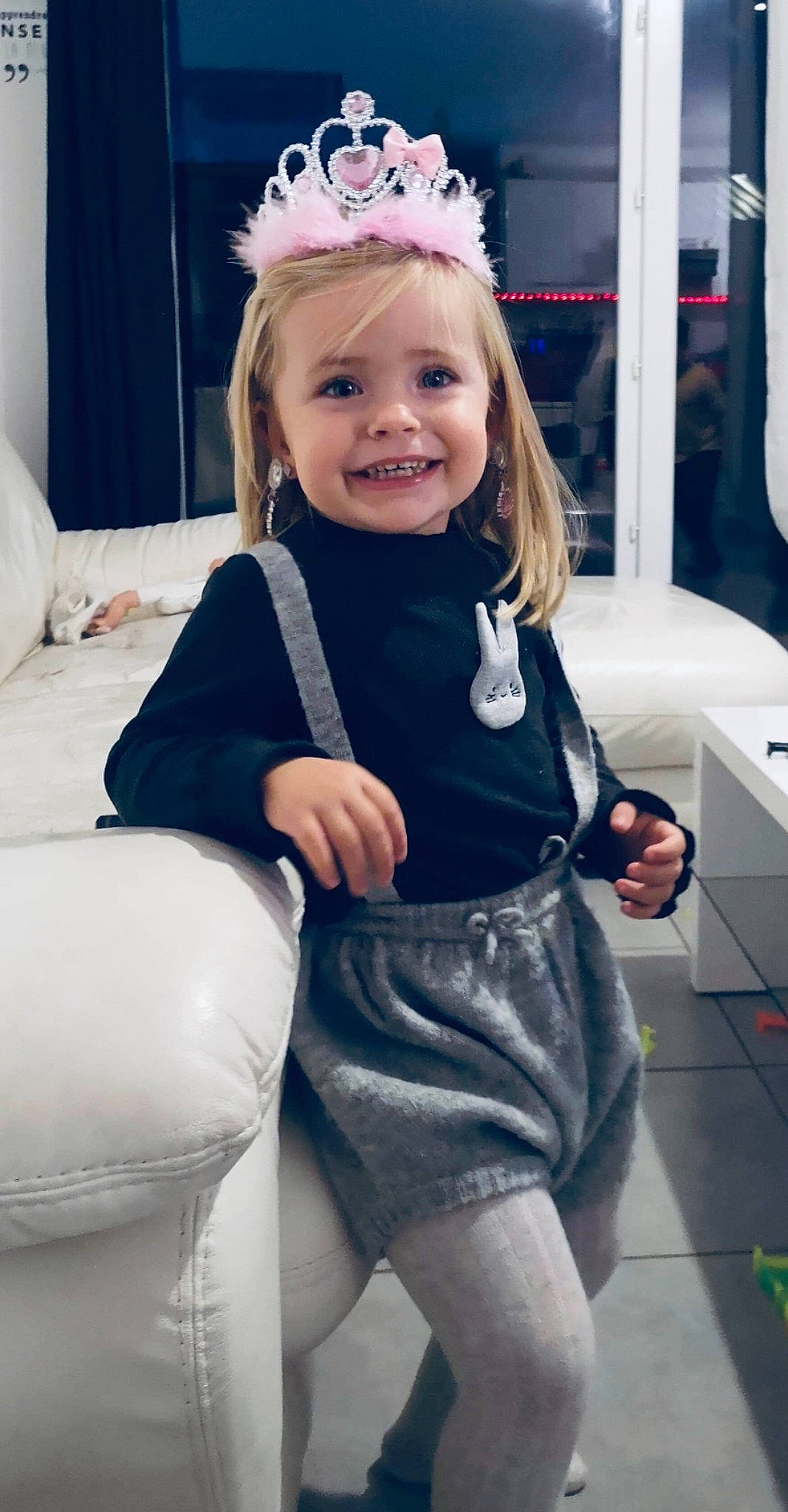 Naëlia participe au concours pour gagner de l'argent avec cette photo : beauty, eye, face, fashion, fun, hair, hairstyle, happy, head, headpiece, joy, long_hair, person, photograph, pink, skin, sleeve, smile, standing, thigh