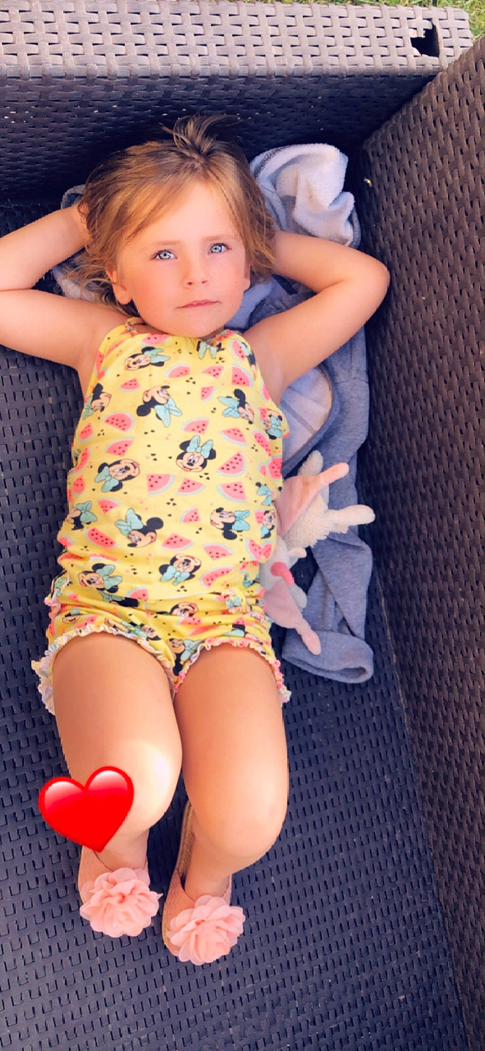 Naëlia participe au concours pour gagner de l'argent avec cette photo : baby_toddler_clothing, cheek, facial_expression, finger, hair, happy, human_body, joint, knee, leg, mouth, muscle, person, pink, shoe, shoulder, skin, sleeve, thigh, thumb