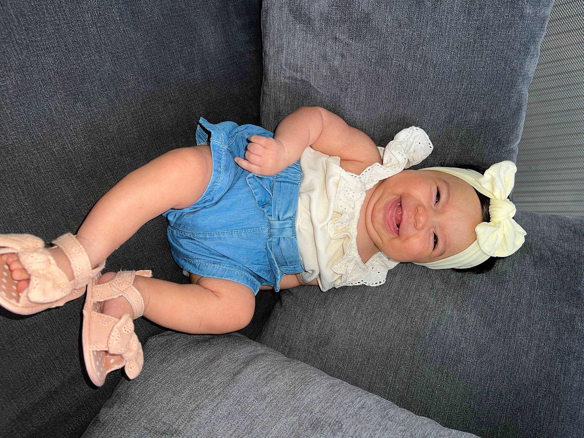 Jasmine a rejoint le concours — aidez-le/la à gagner de superbes lots ! baby, baby_toddler_clothing, child, comfort, couch, finger, foot, hat, headwear, human_body, knee, lap, leg, mammal, person, pink, product, skin, sock, textile