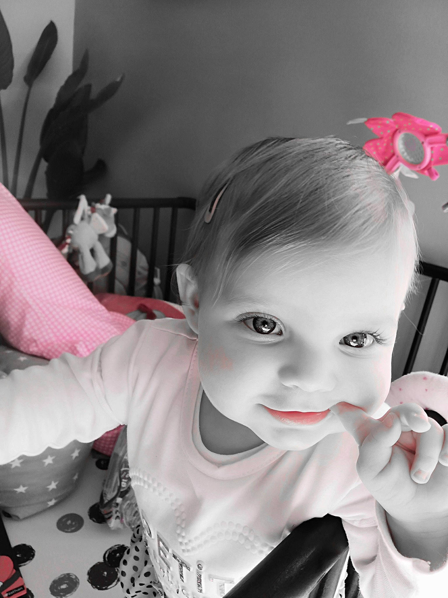 Alice a rejoint le concours — aidez-le/la à gagner de superbes lots ! beauty, black_and_white, cheek, child, eye, face, hair, hairstyle, head, joy, lip, monochrome_photography, nose, person, petal, photograph, photography, pink, skin, snapshot